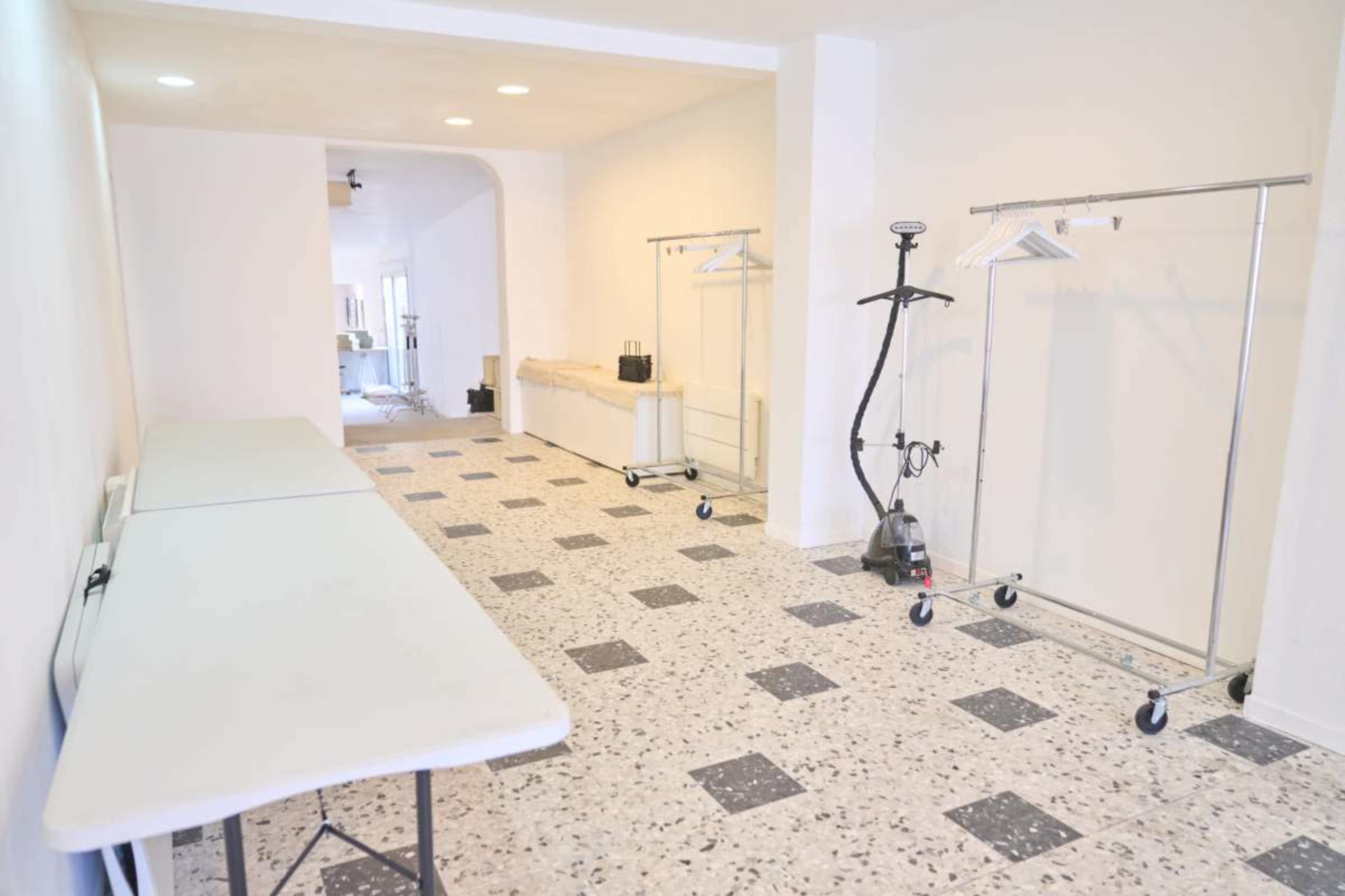 Grand studio photo & vidéo de 140 m² – lumineux – idéal shootings, tournages & workshops Image in , Montreuil