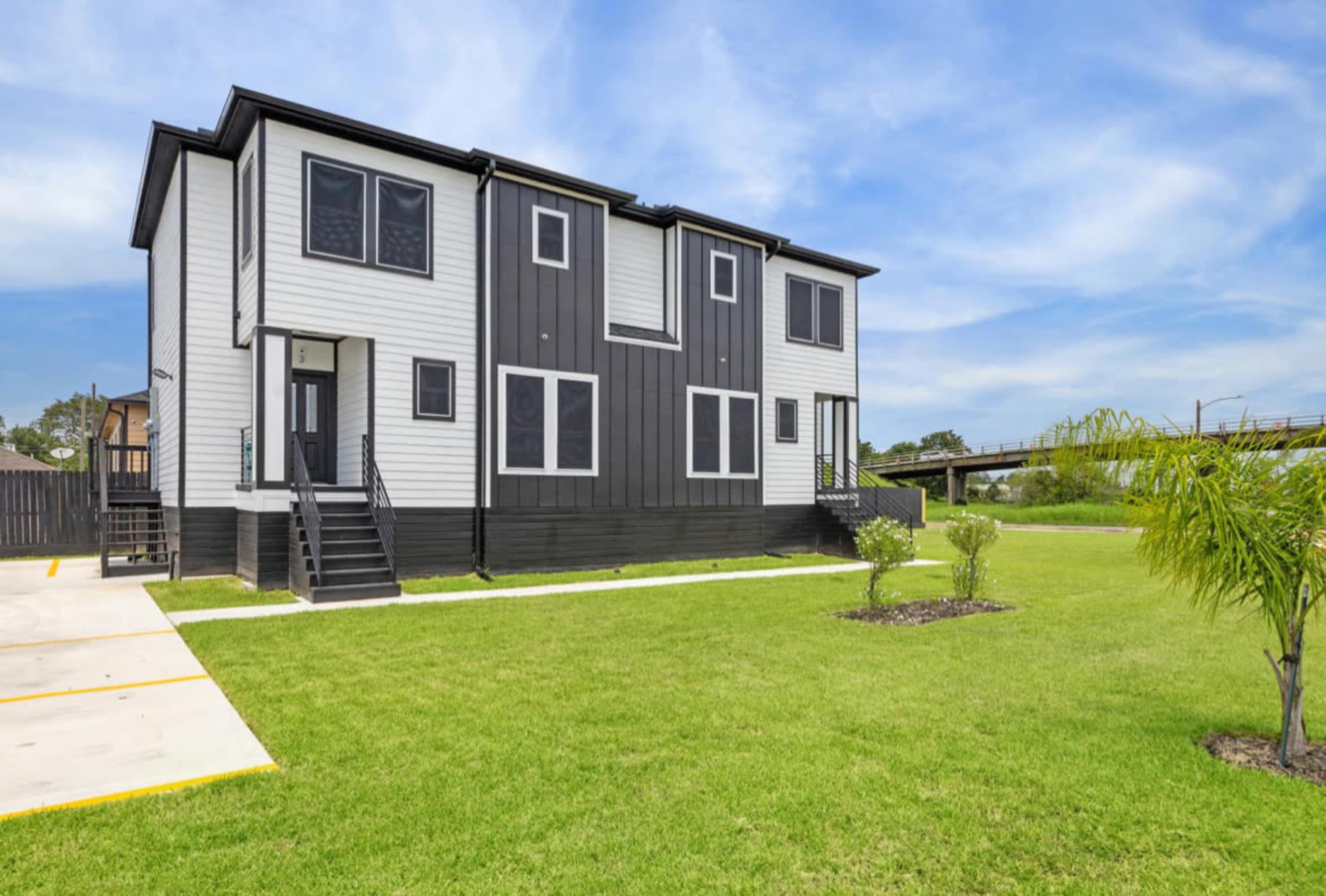 Urban modern townhome with views of the industrial train yard and downtown skyline Image in Greater Fifth Ward, Houston, TX