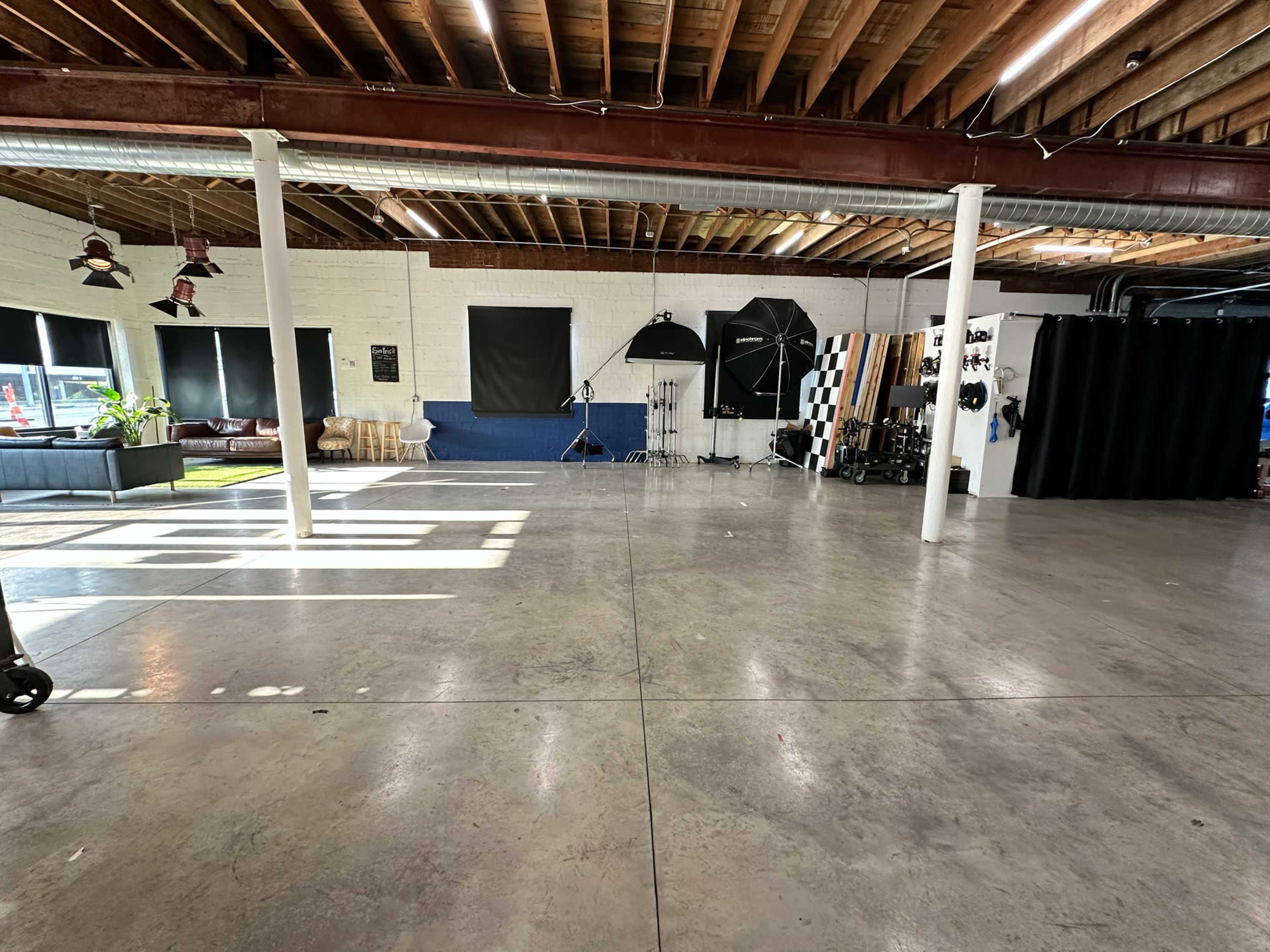 Ground level photo/video studio with garage door Image in Riverview, Kansas City, KS