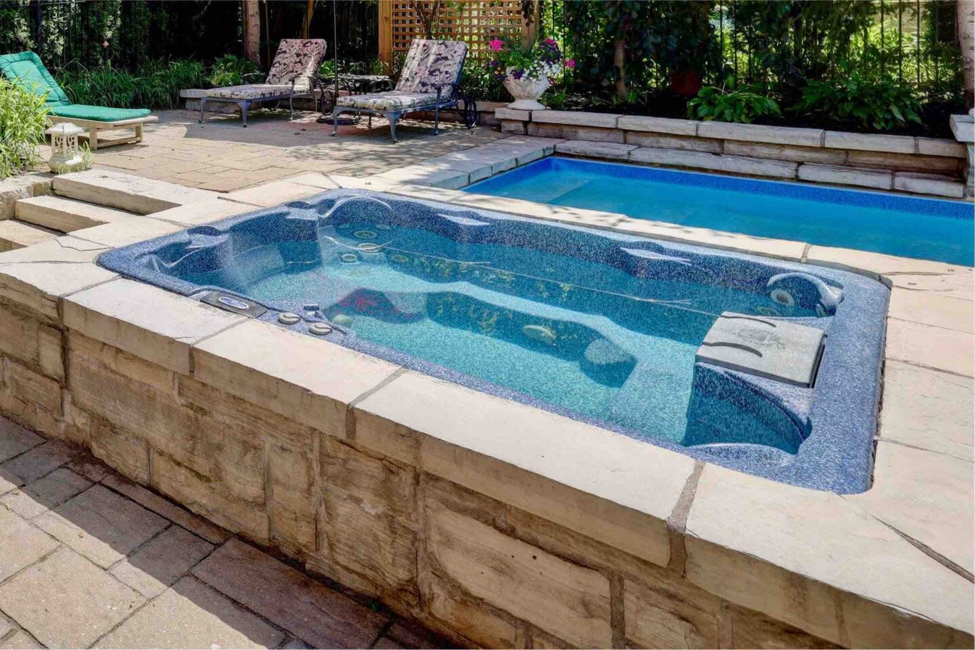 Spacious 7-Bedroom Villa With Pool, Hot Tub, And Game Room – Ideal For Film & Photo Shoots Image in Mississauga, Mississauga, ON