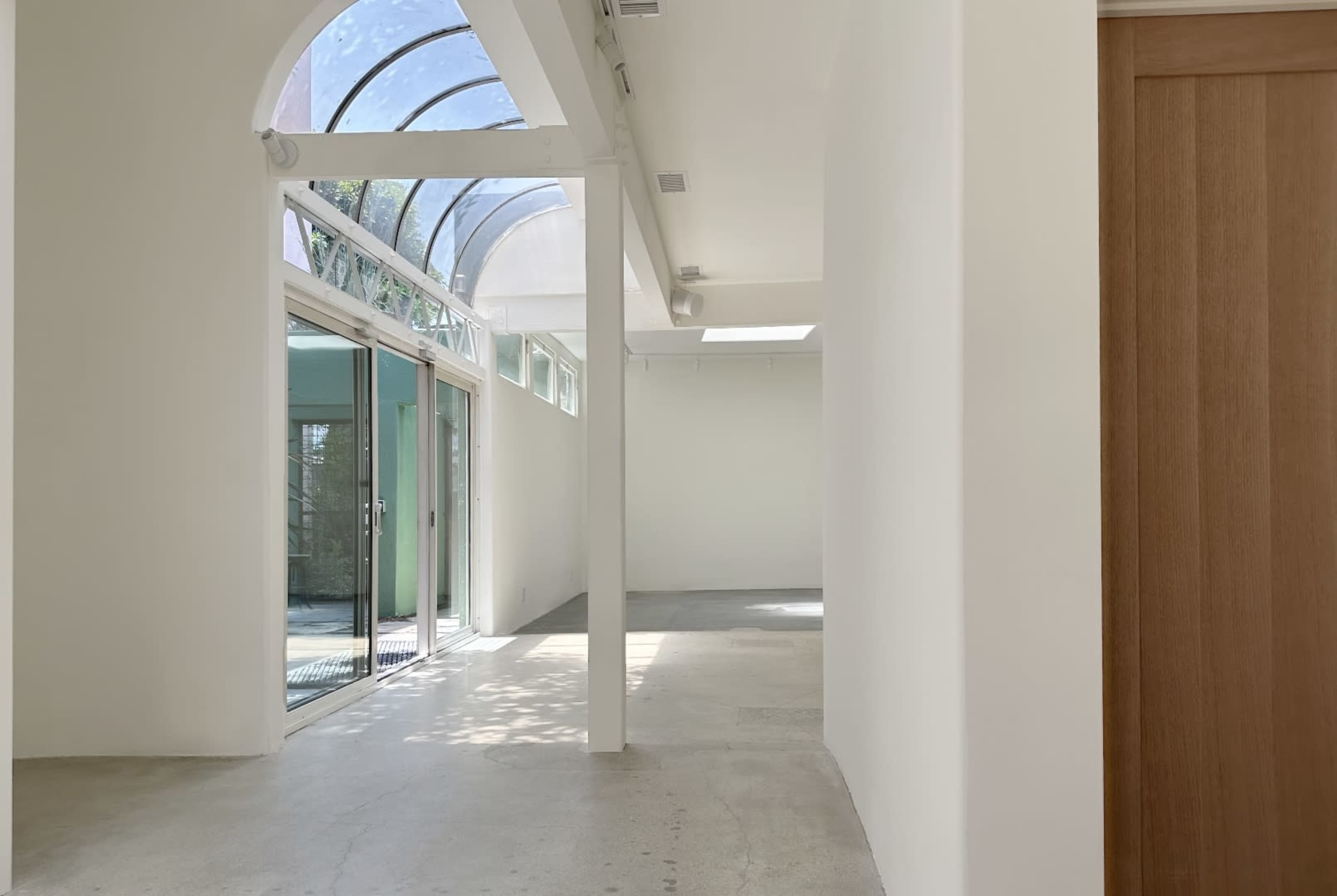 Modern Gallery and Garden Image in Central LA, Los Angeles, CA