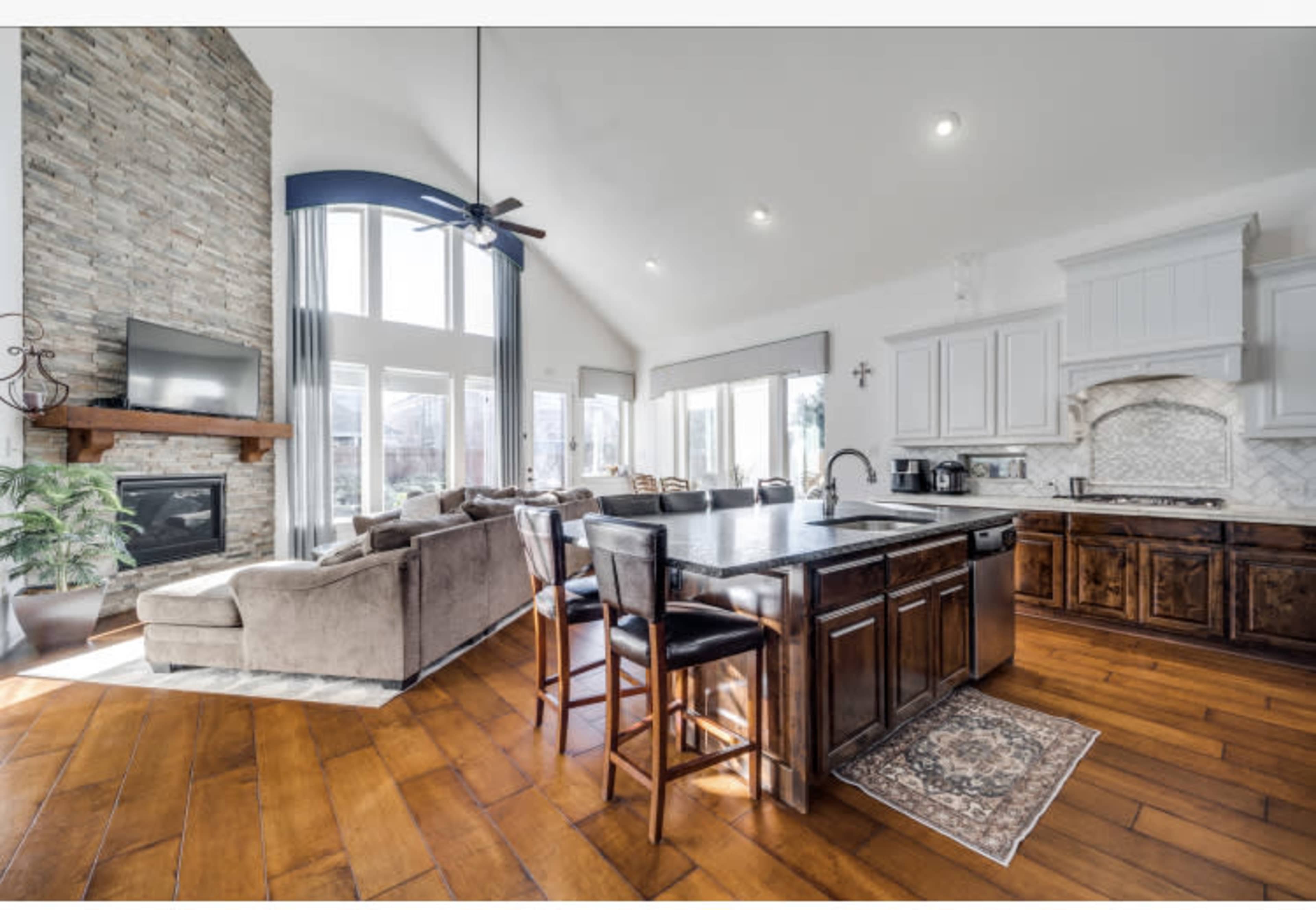 Beautiful Home/ Grand Entry/ 4 meeting spaces / Changing room Image in , Little Elm, TX