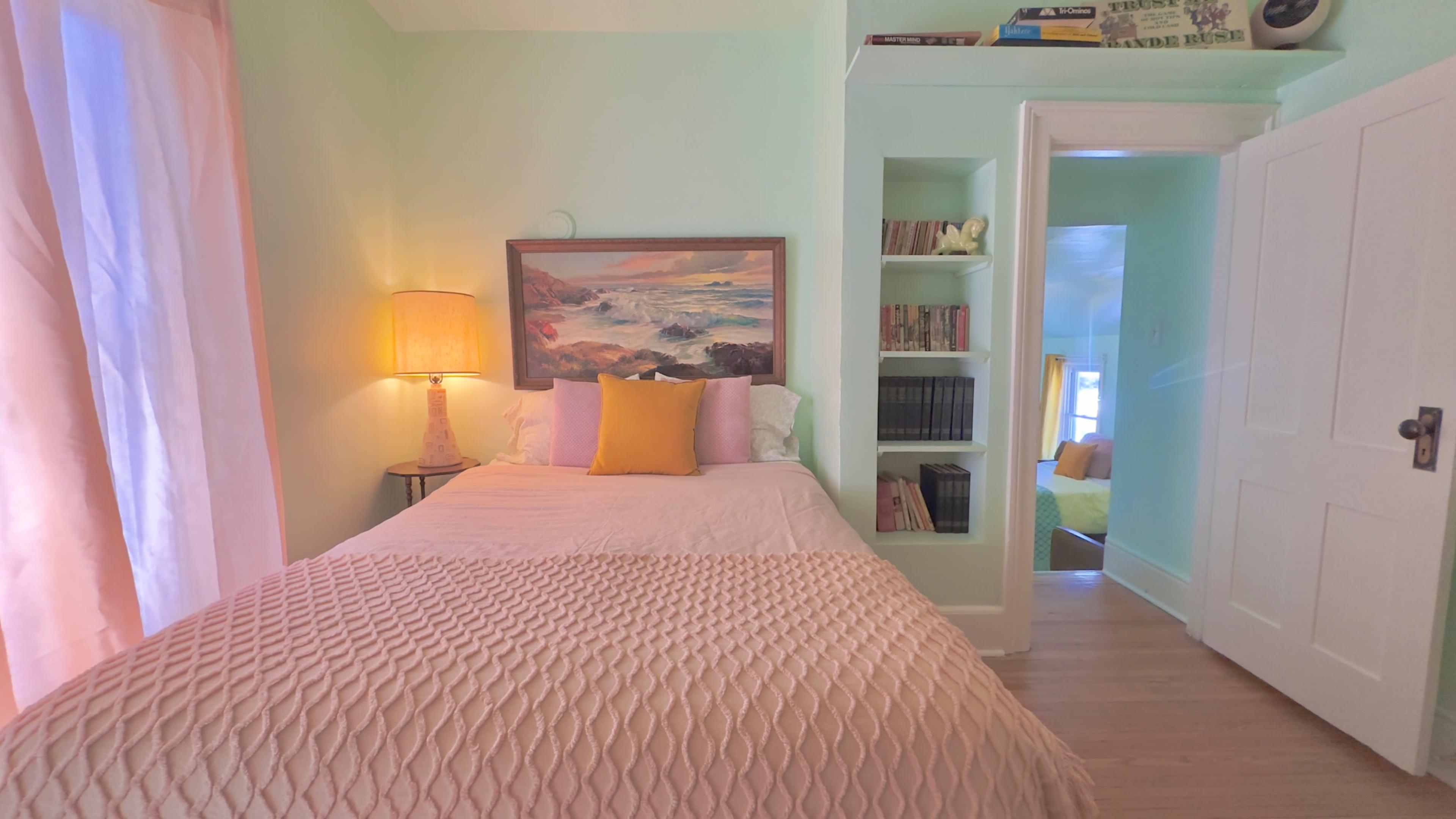 Bright Retro Apartment Image in , Niagara Falls, ON