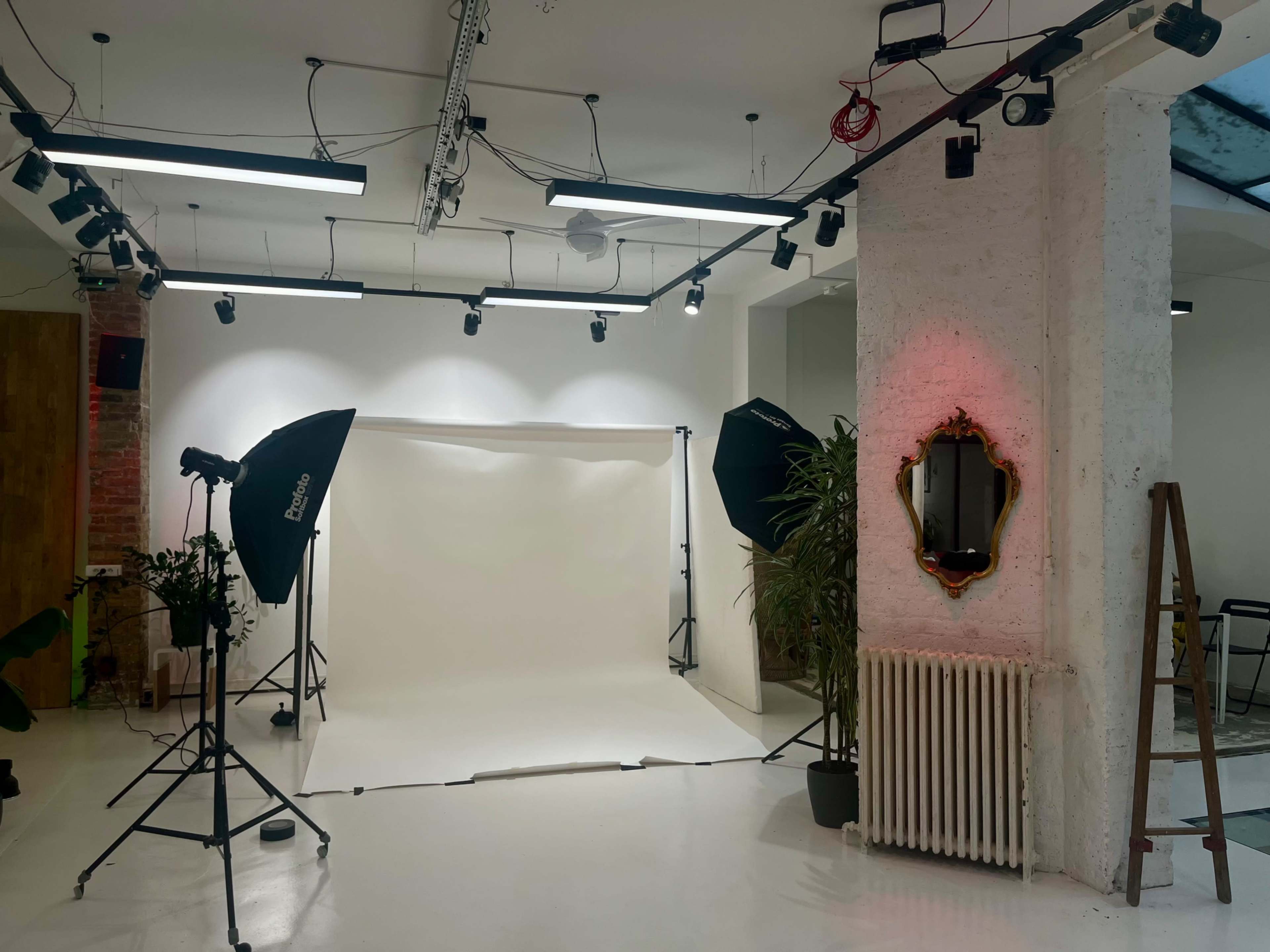 Studio photo Profoto au coeur de Paris Image dans Porte-Saint-Denis, Paris, 