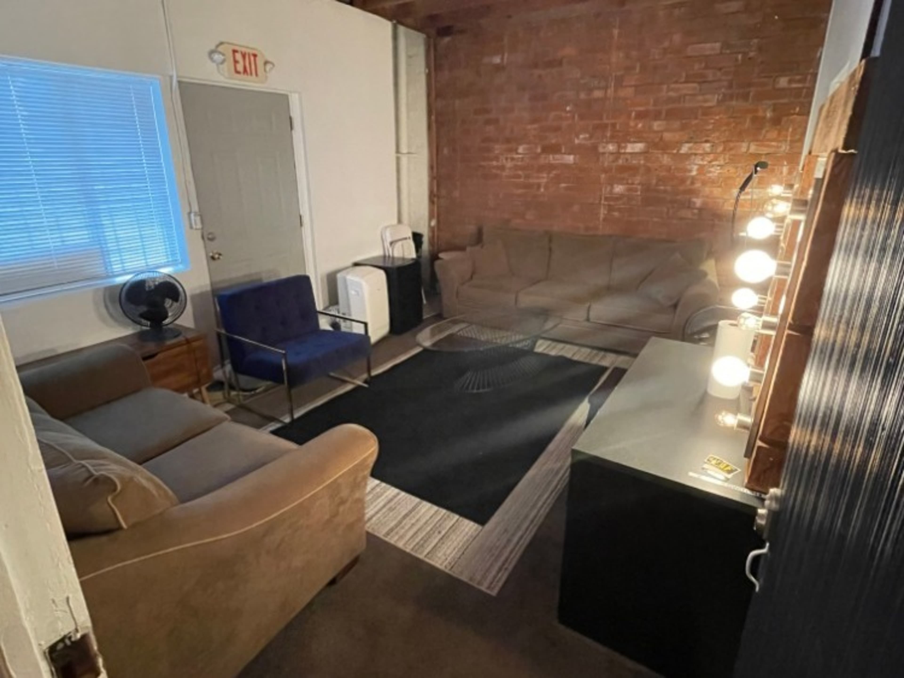 Extra front green room / VIP room