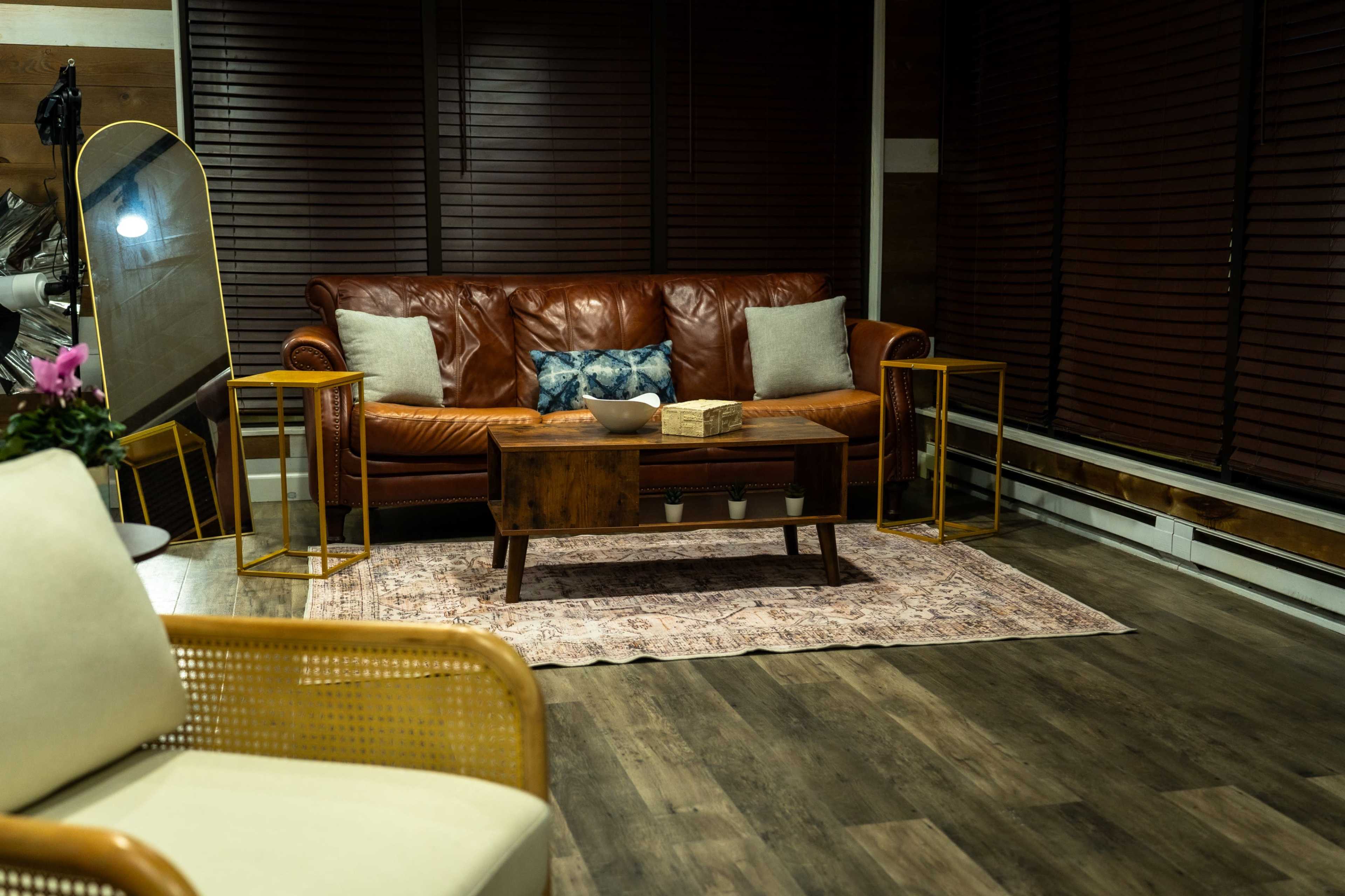 Suburb Studio with Beautiful Natural Light Image in Oak Creek, Oak creek, WI