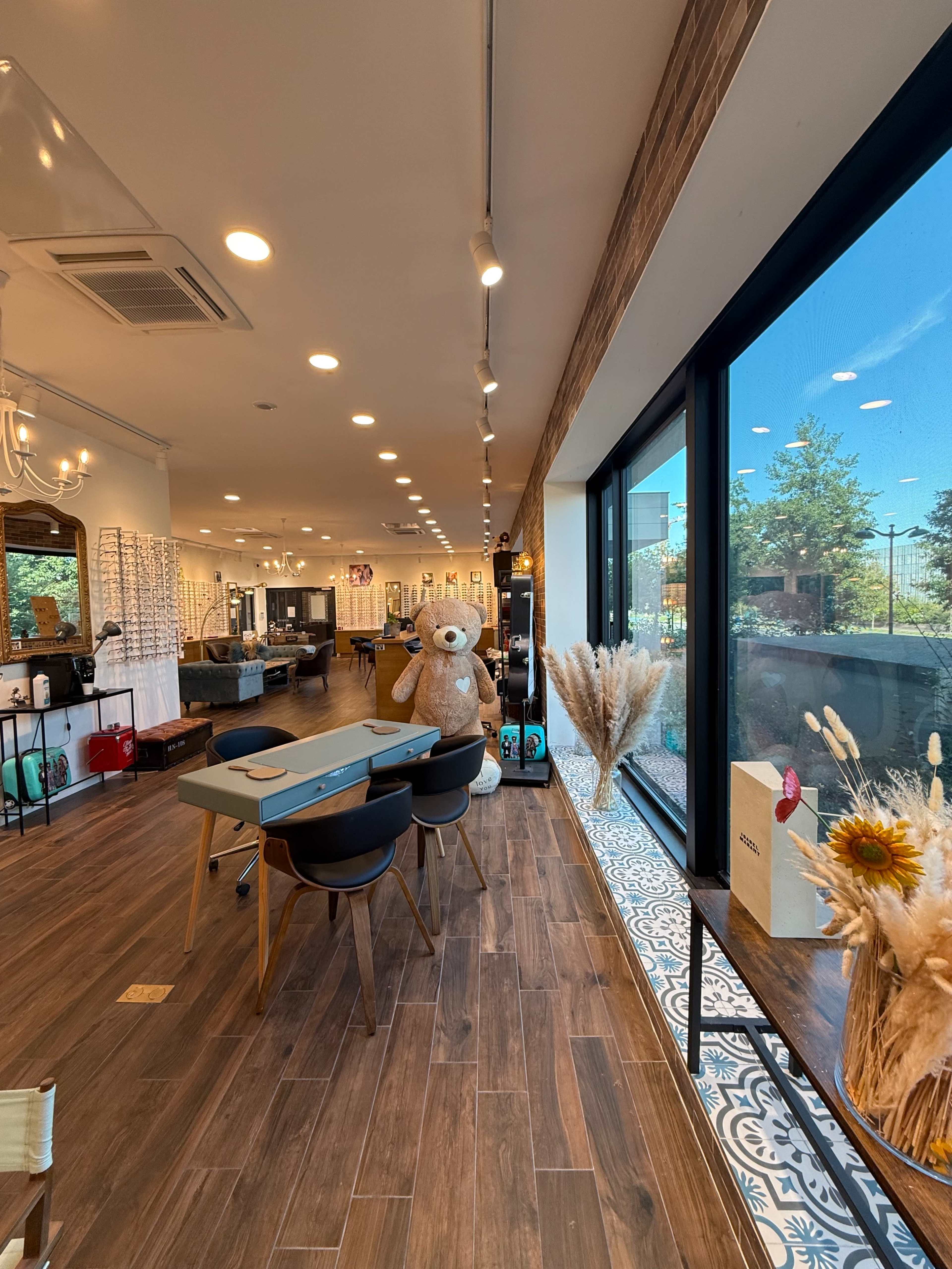 COSY AND VERY BRIGHT COMMERCIAL PREMISES WITH BAY WINDOWS Image in , JOSSIGNY