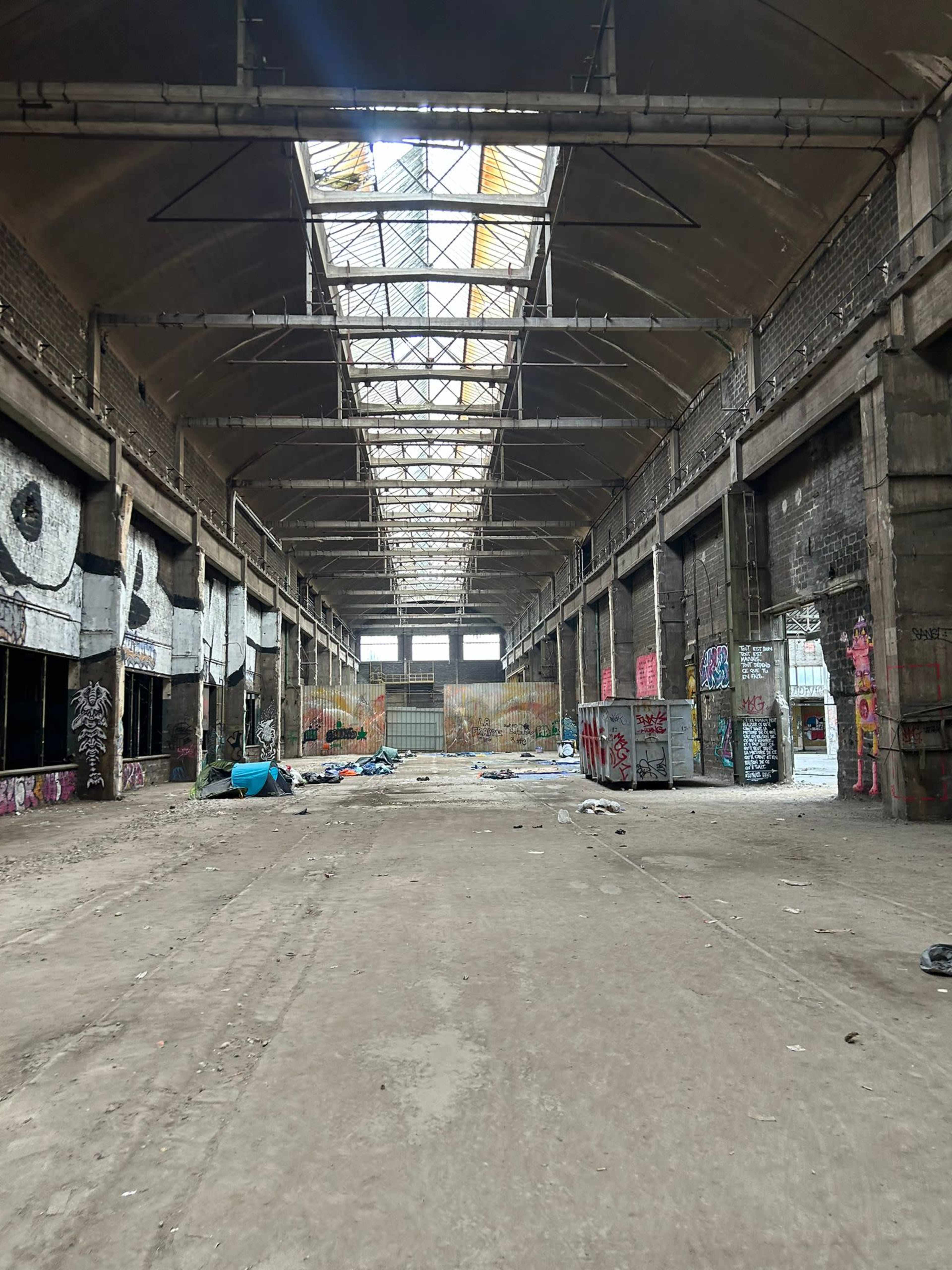 Décor/Lieu de tournage: Hangar 3000m² Image dans , La Courneuve, 