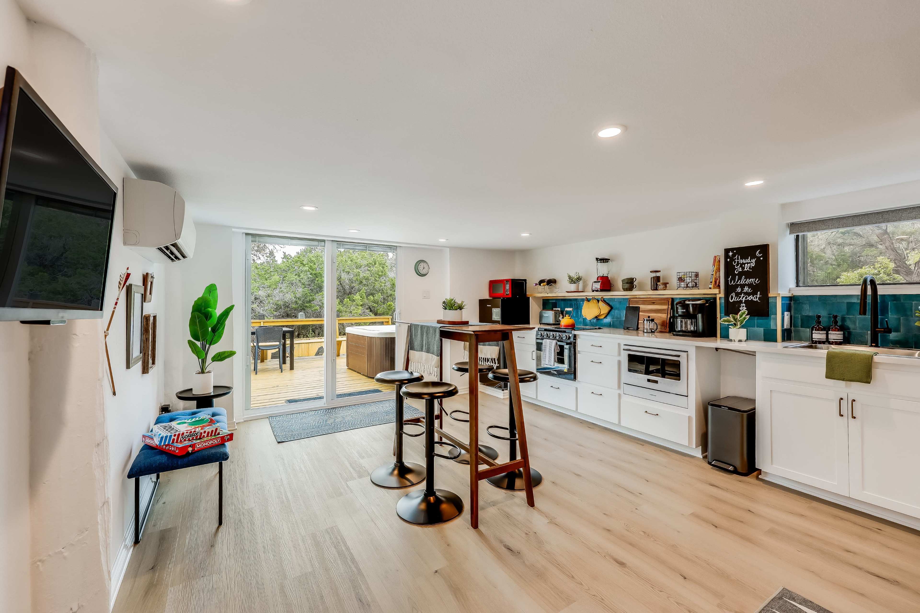 Summer camp vibes! Hill Country Oasis with fire pit and hot tubs; Perfect for small retreats Image in , Jonestown, TX