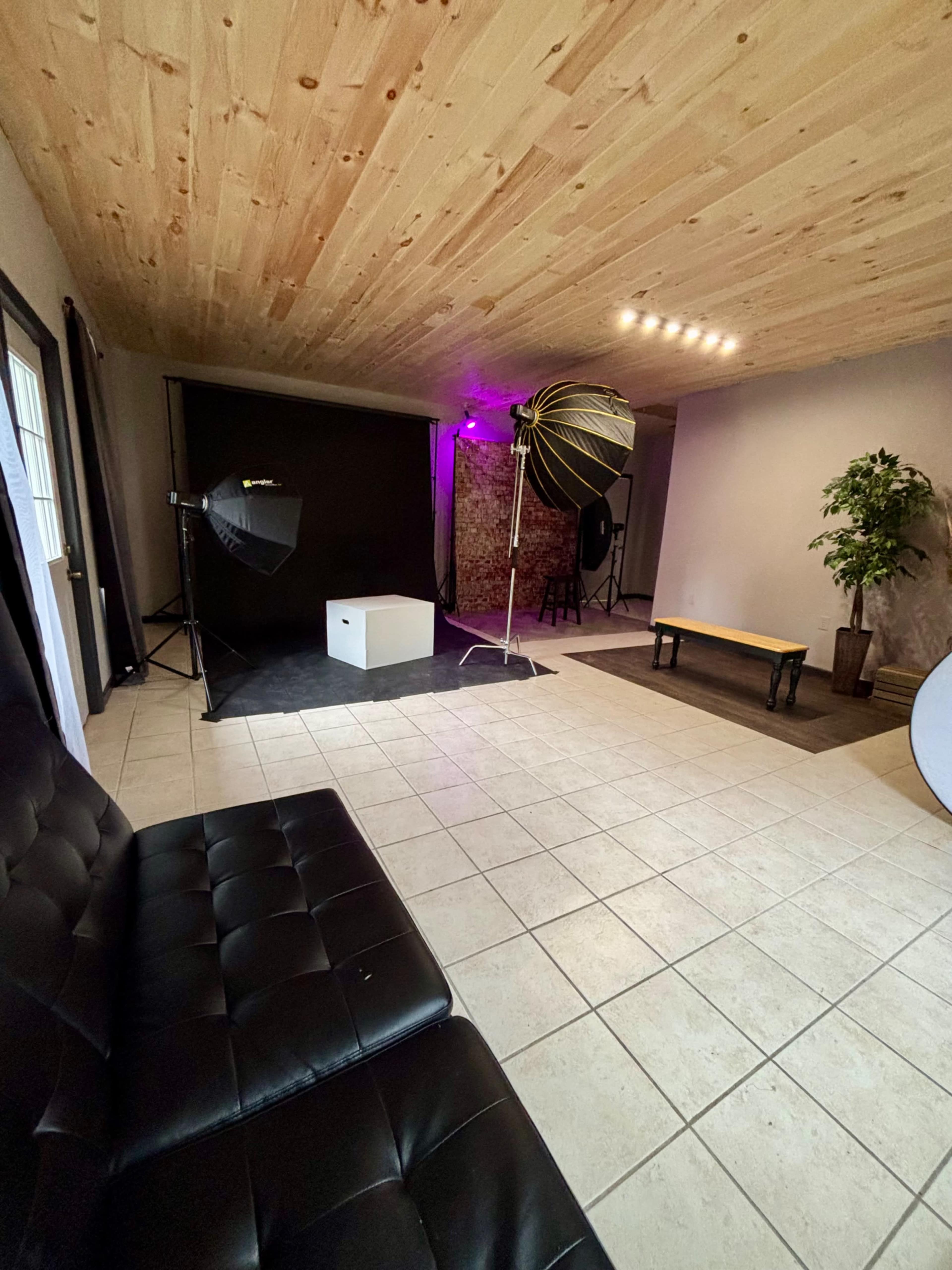 Photo Studio Rental with Lighting, Backdrops + Outdoor Space Image in Brunswick, Troy, NY