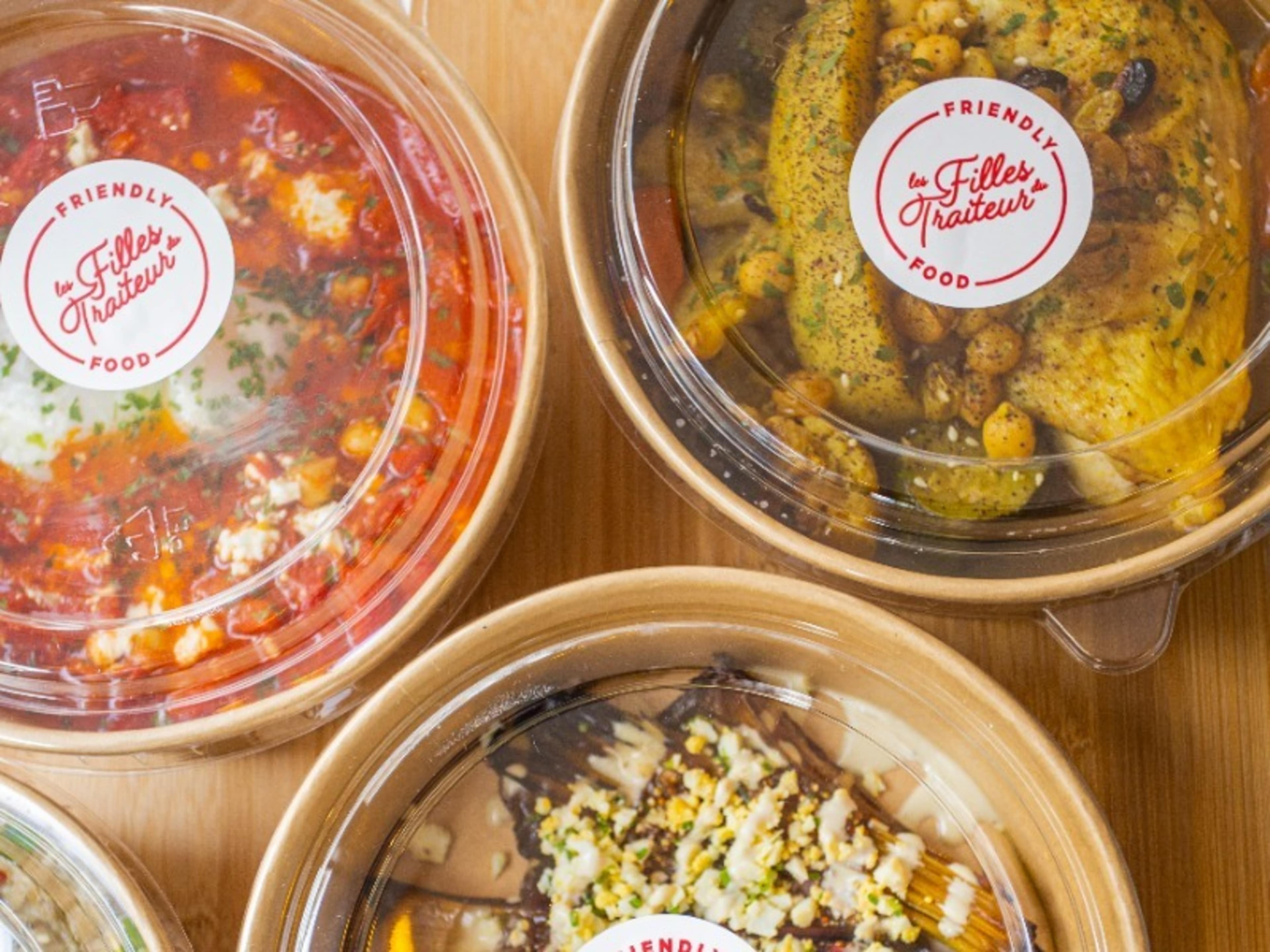 Déjeuner en plateaux repas