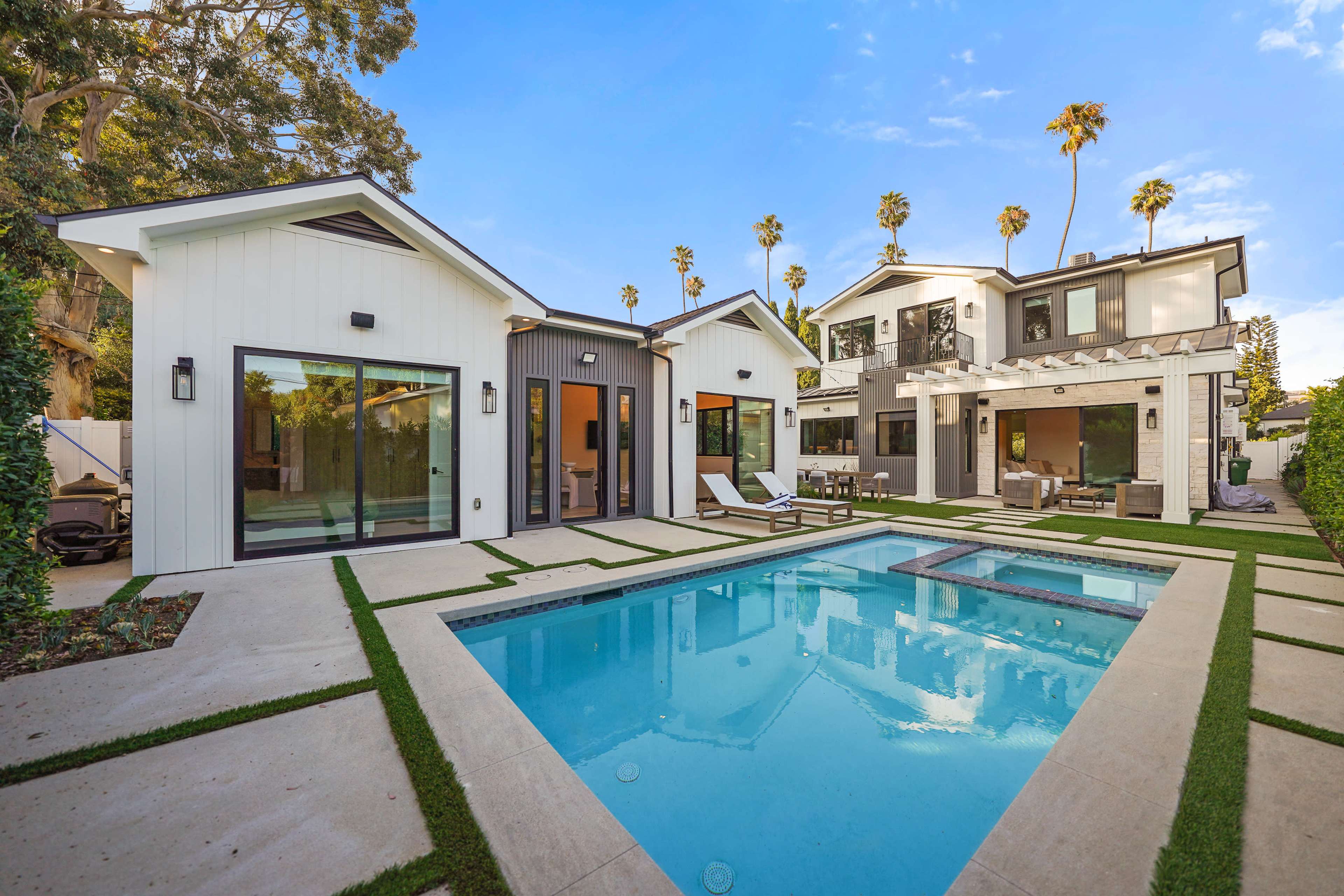 Modern Ranch-Style Mansion w/ Guest House & Pool Image in Brentwood, Los Angeles, CA
