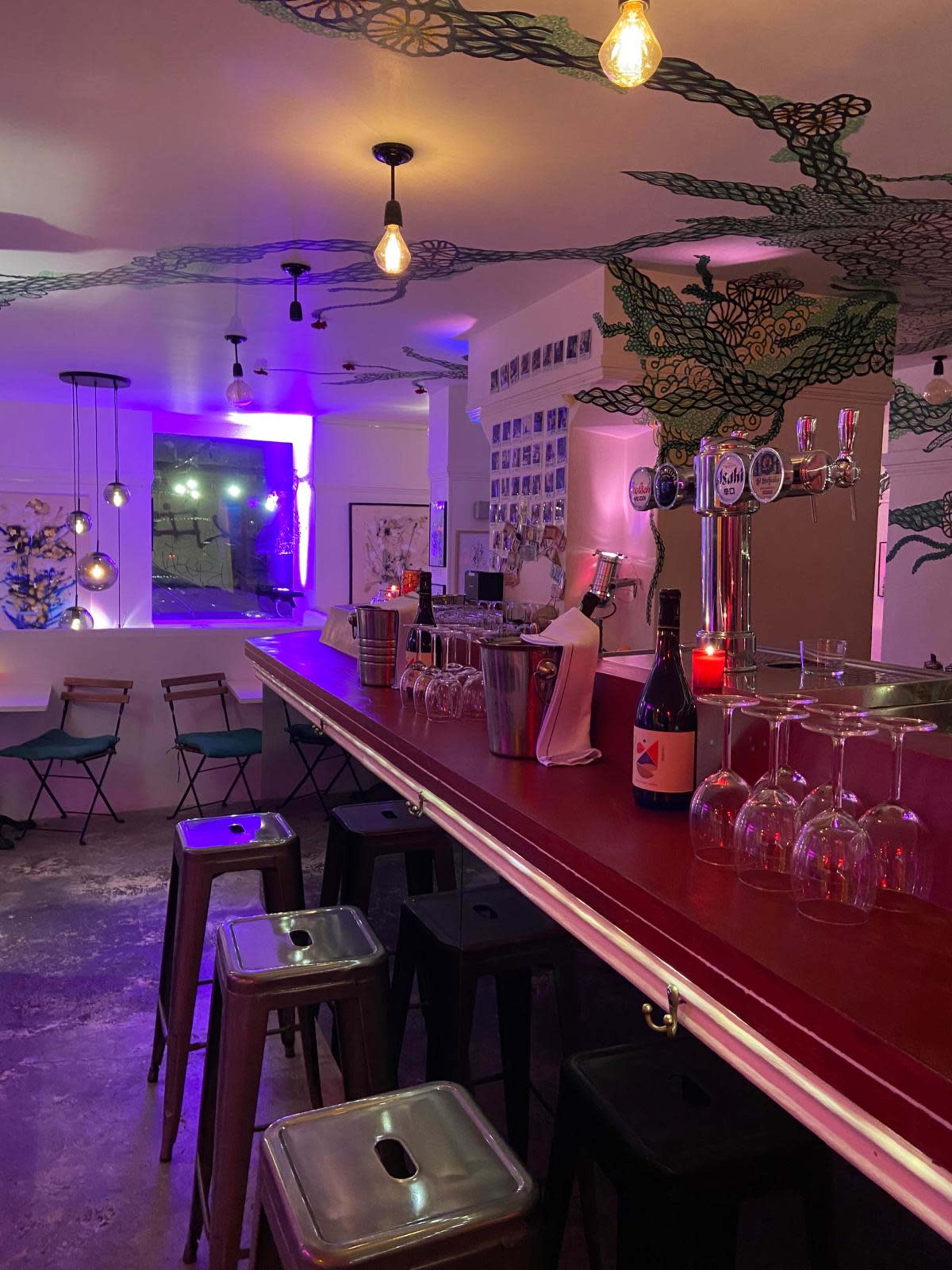 Restaurant Artistique & Bar ambiance Lounge avec cave voûtée ♥️ Image dans Montmartre, Paris, 