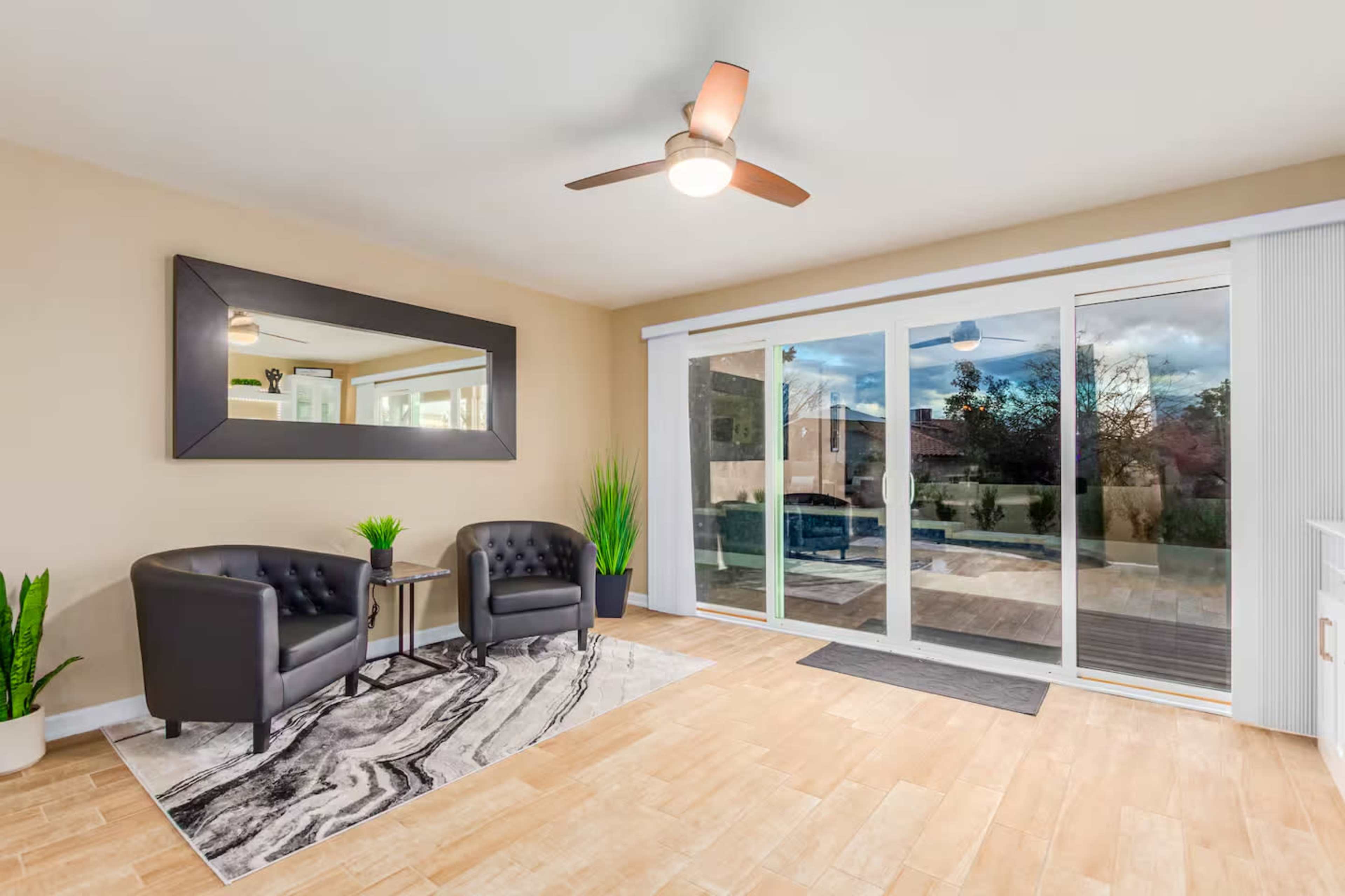 Phoenix Oasis in the Cove with Modern Interiors & Stylish Backyard Image in Paradise Valley Village, Phoenix, AZ