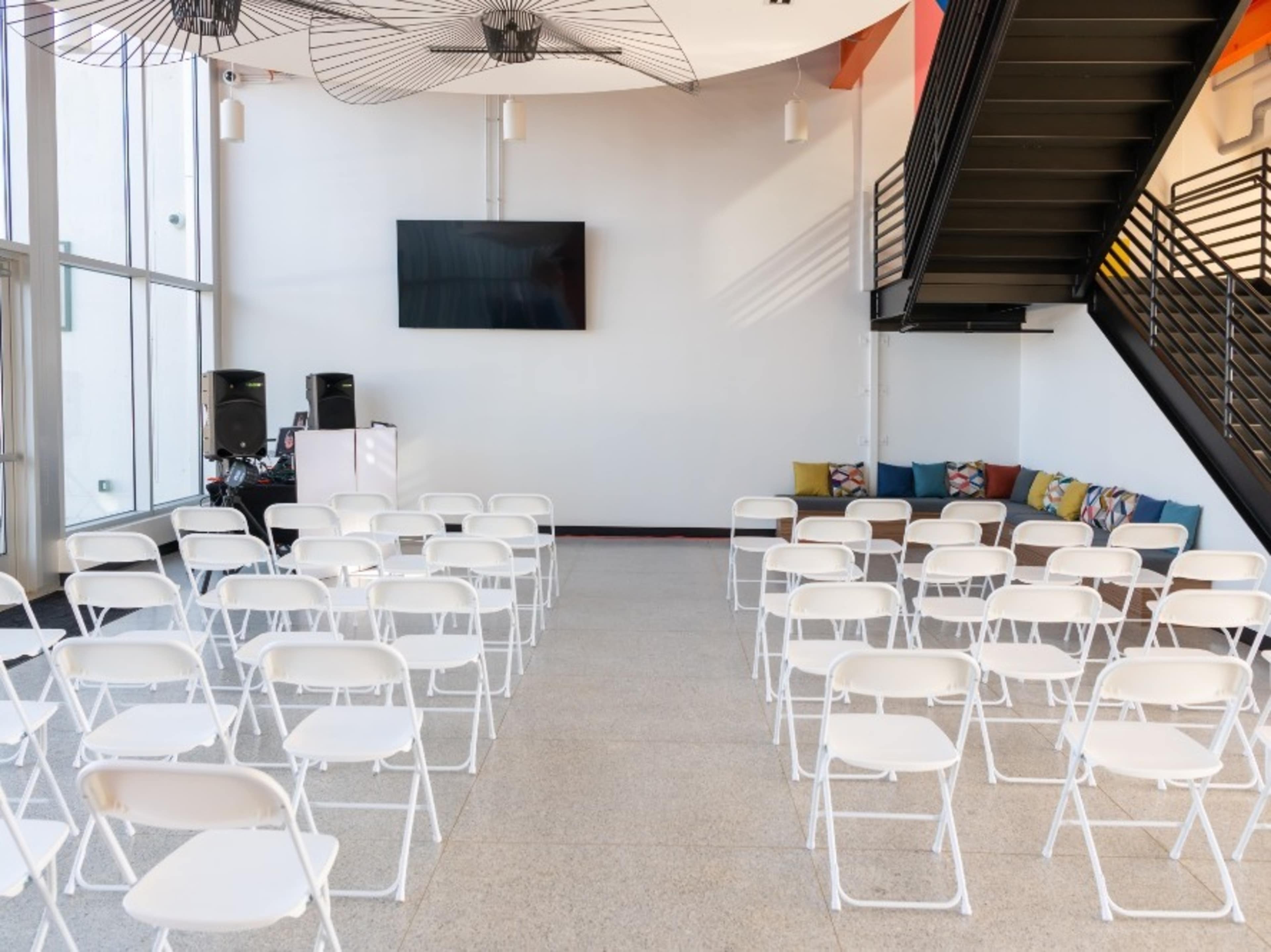 White folding chairs 