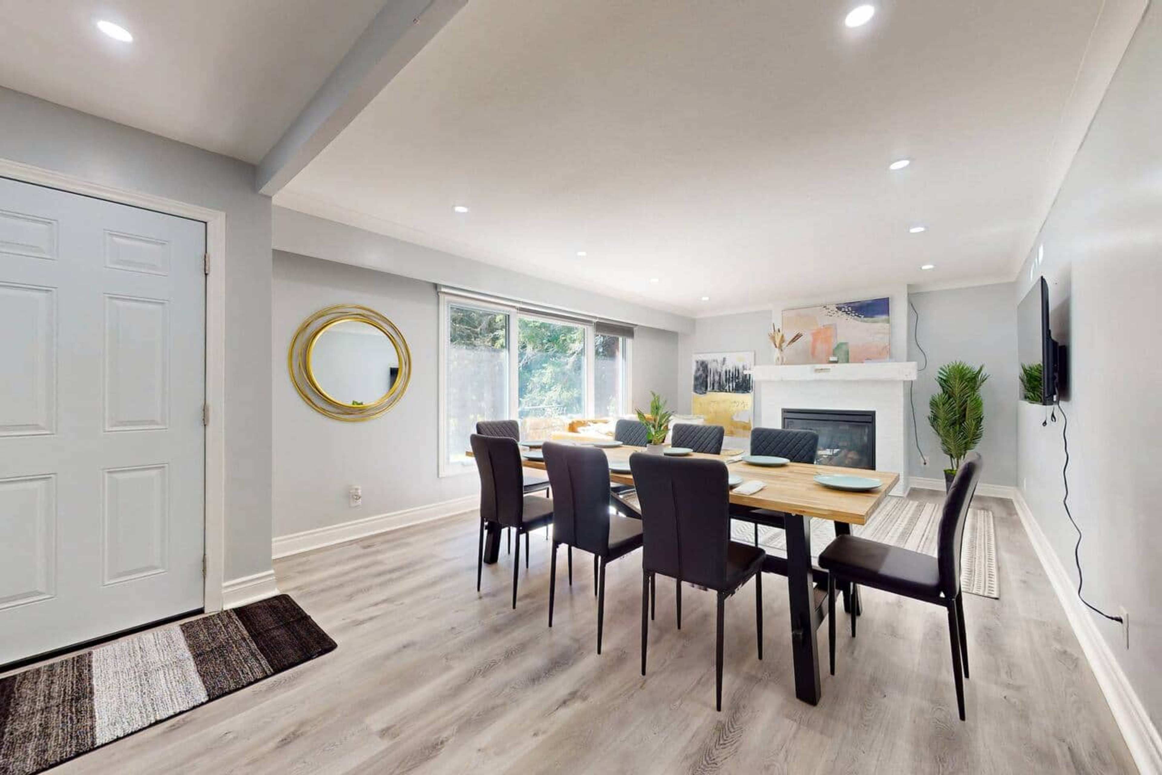 10 Acre Farmhouse with Pool + 5 Bedrooms/3 Baths Image in East Gwillimbury, Toronto, ON