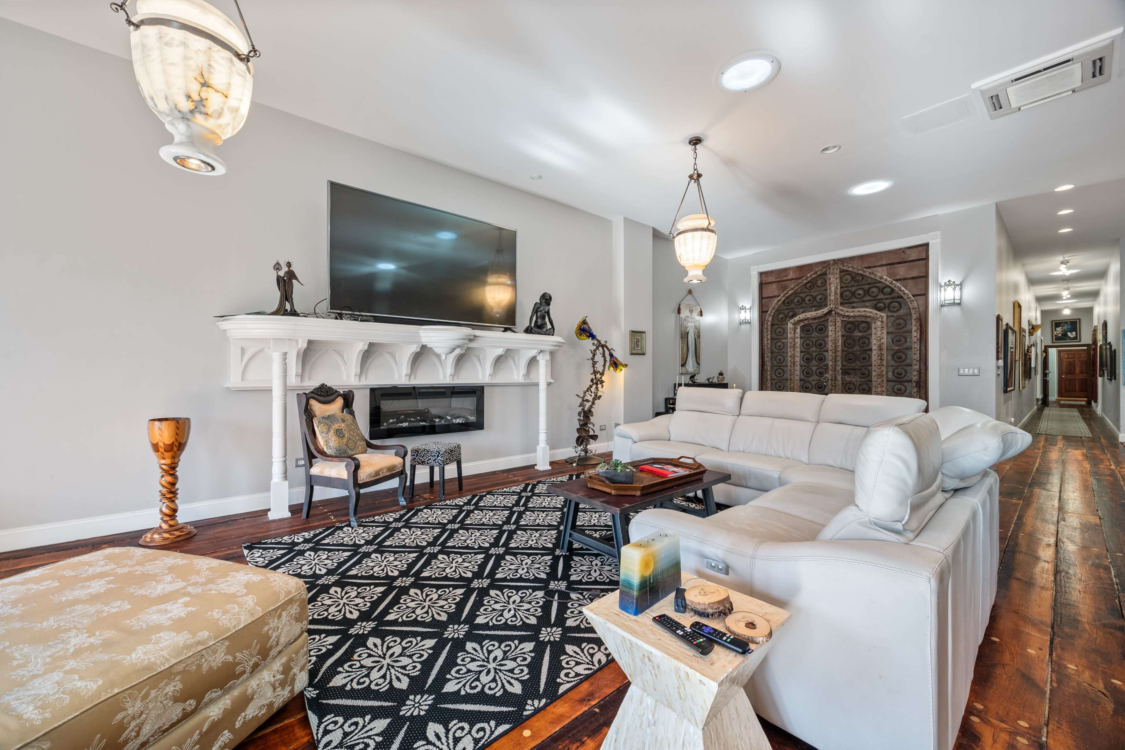 Gorgeous Open Floor Penthouse w/ French Doors & 2 Bedrooms Image in Proviso Township, Forest Park, IL