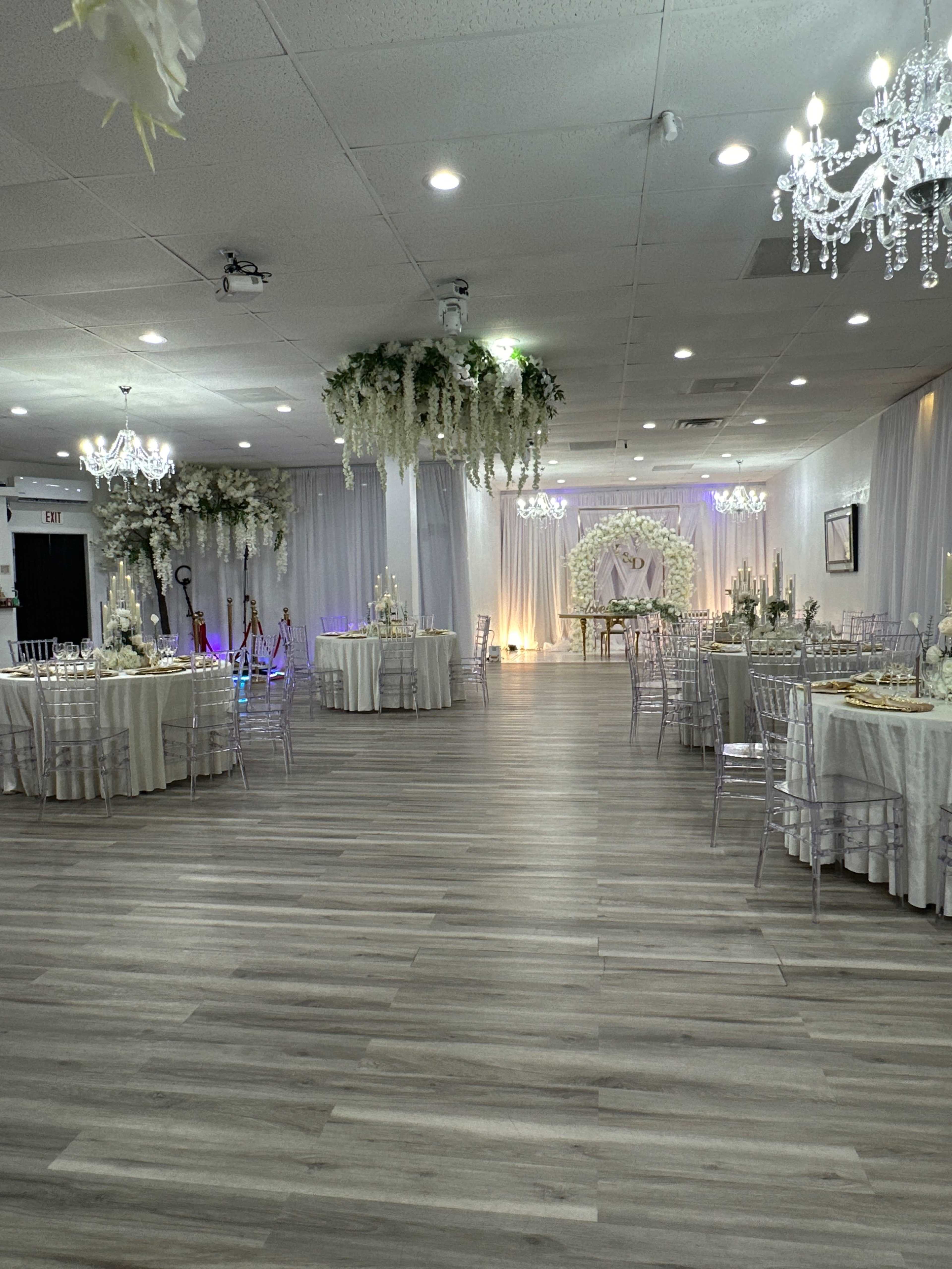 Elegant Event Loft in Tampa with 10-Foot Ceilings & Modern Decor Image in Egypt Lake-Leto, Tampa, FL