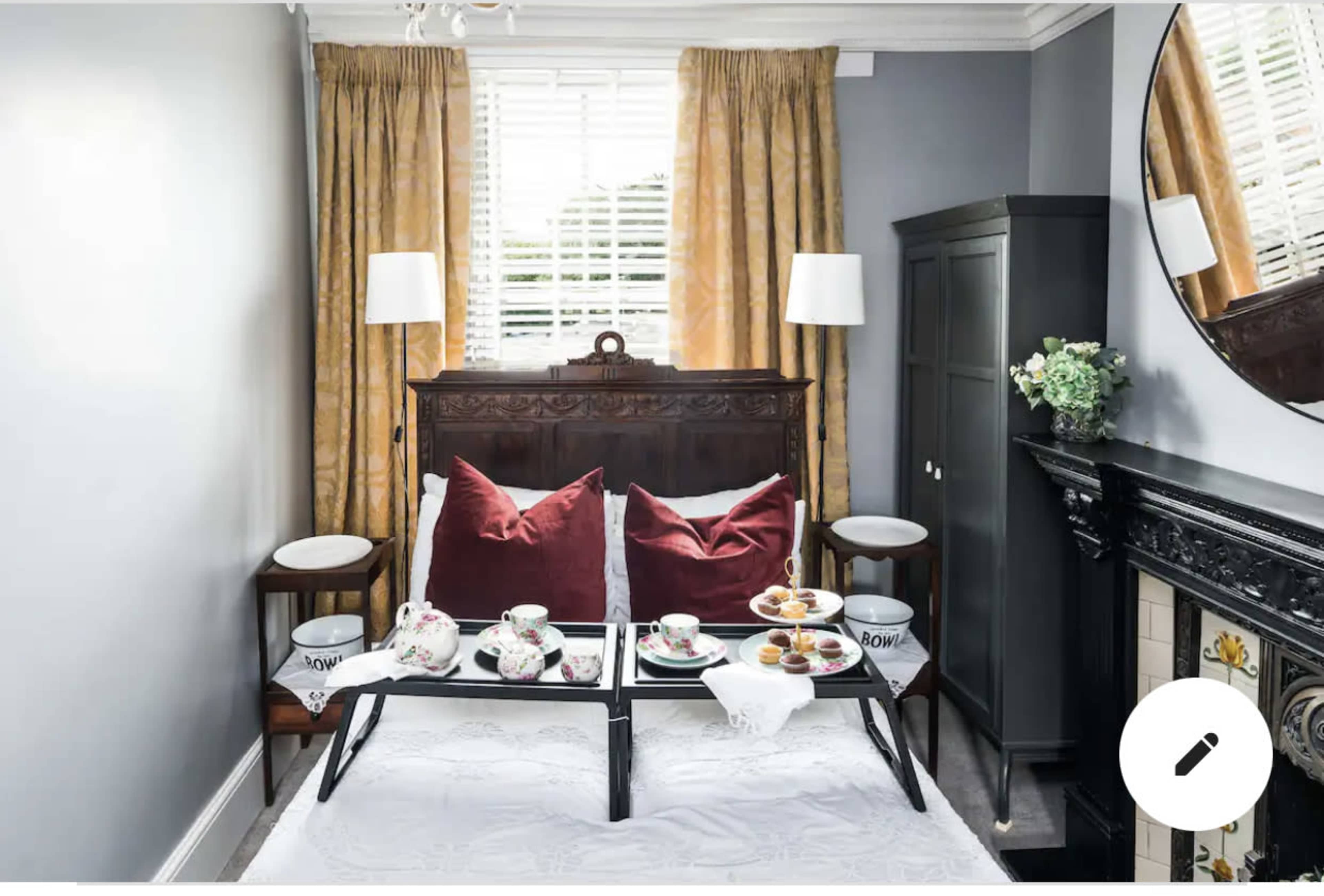 Charming Period-Style Studio with Lace Detailing and Clawfoot Bathtub Image in Woolwich, London, ENG