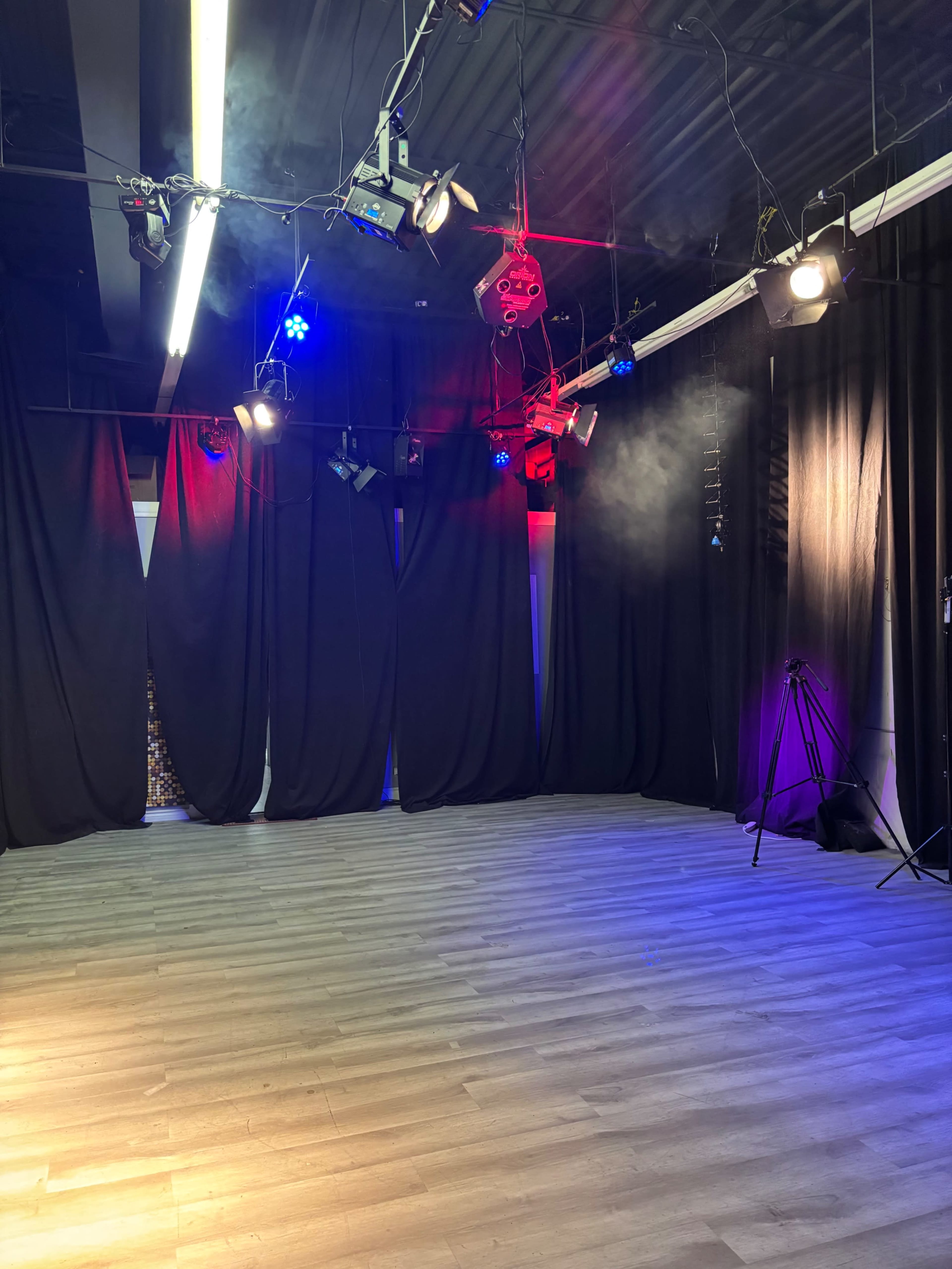 Enhanced lighting 360 blackout curtain film studio Image in Scarborough City Centre, Scarborough, ON