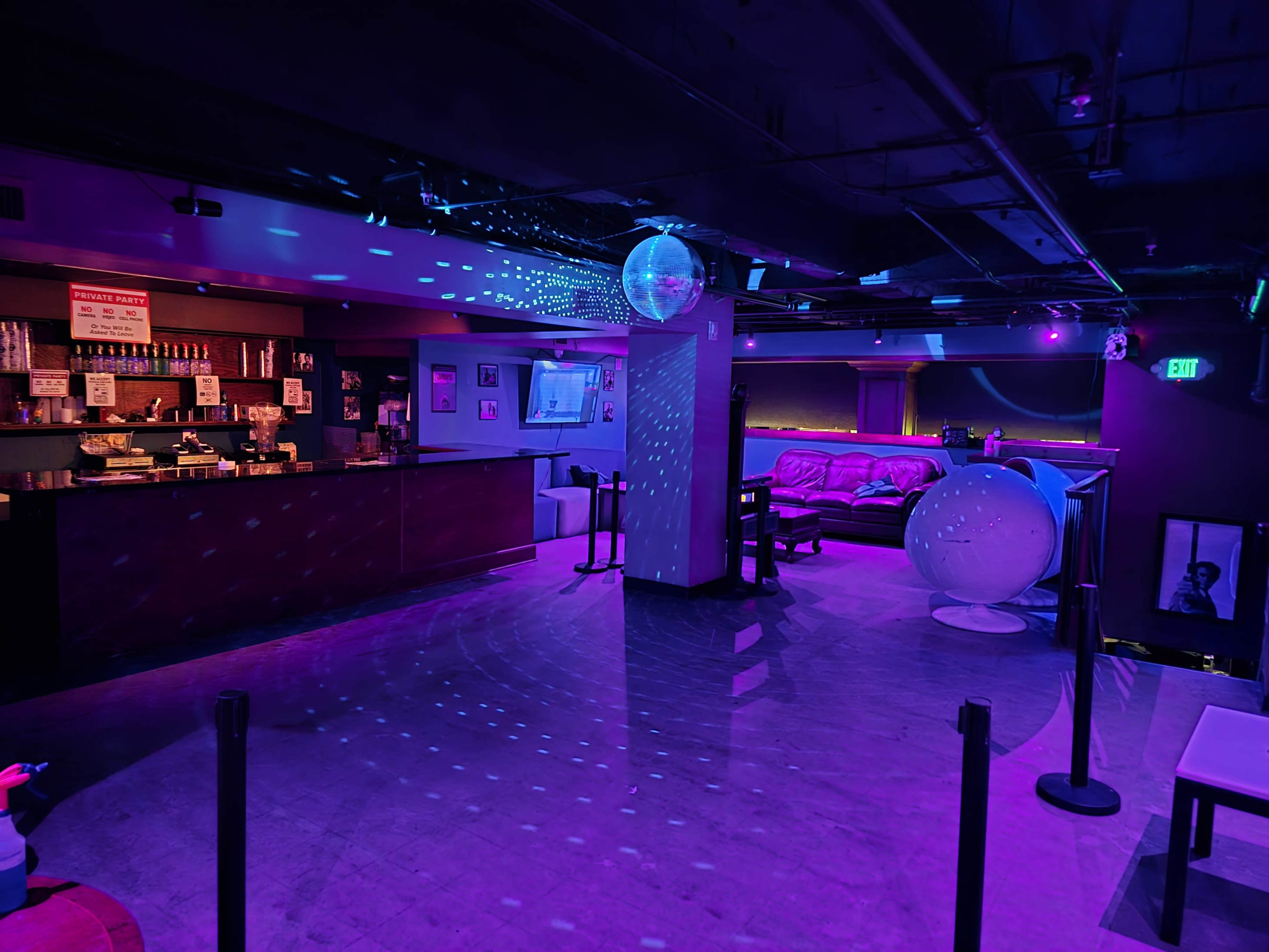 Bar and lounge in San Francisco's financial district with live music and immersive visuals. Image in Union Square, San Francisco, CA