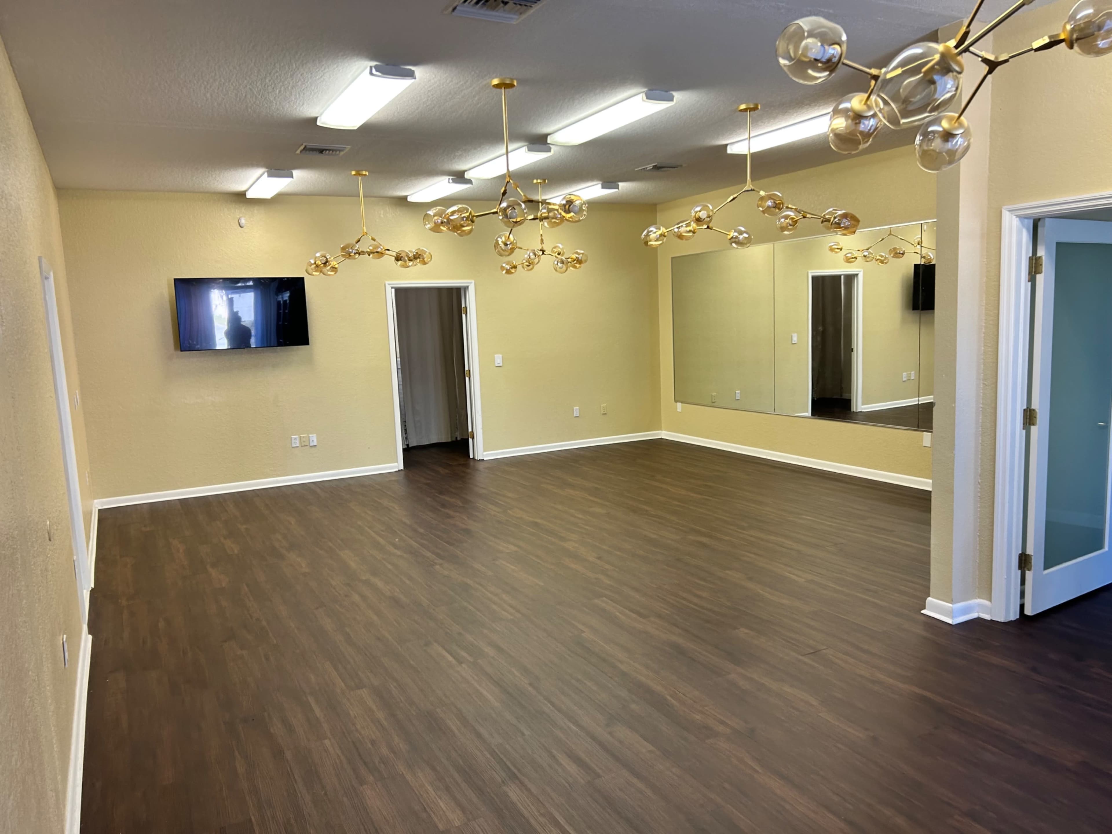 The Swan Room Image in Lakeland Highlands, Lakeland, FL