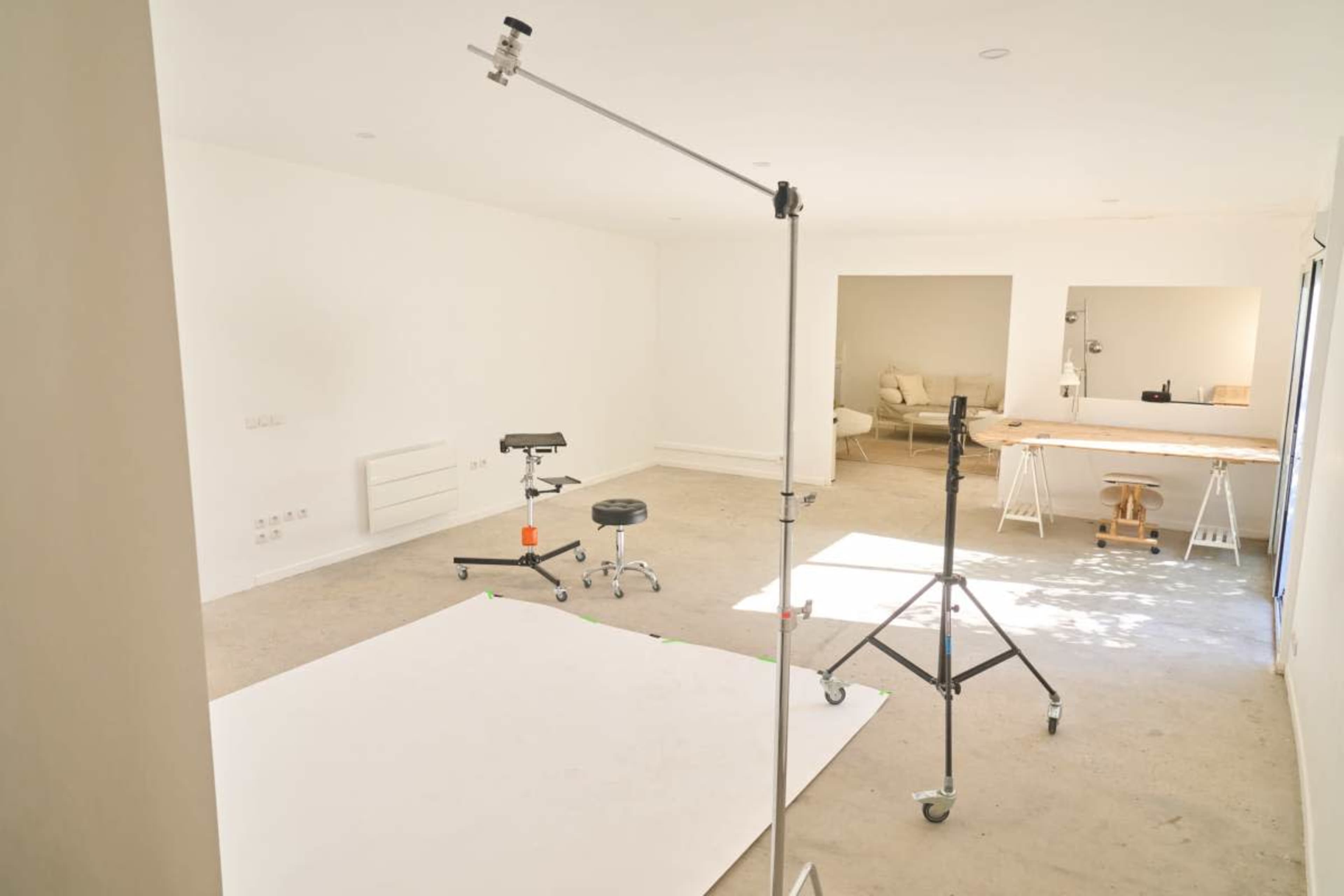 Grand studio photo & vidéo de 140 m² – lumineux – idéal shootings, tournages & workshops Image in , Montreuil