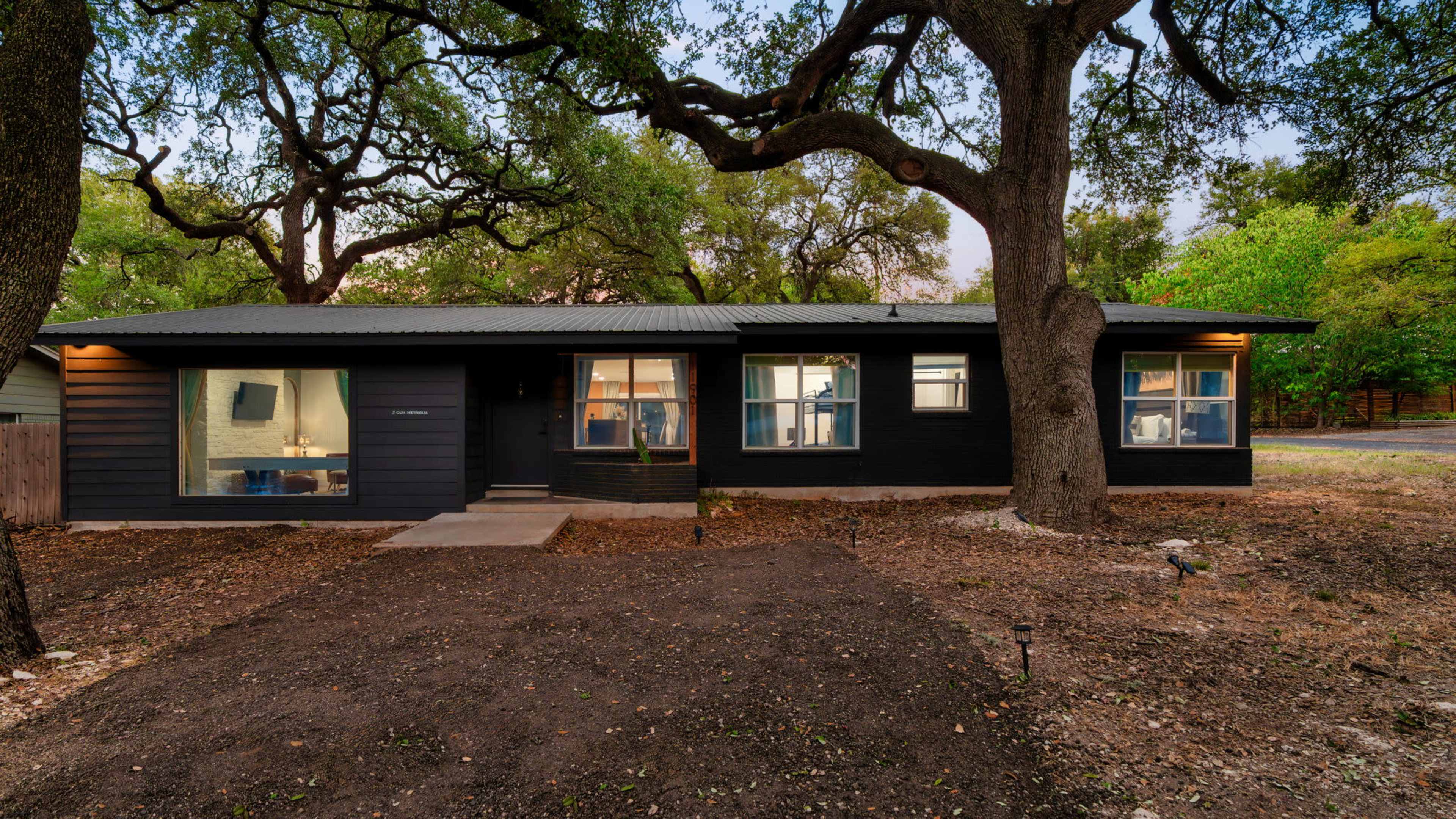 The Oak Tree Oasis – Spacious Ranch with Games & Backyard for 100 Guests Image in Walnut Forest, Austin, TX