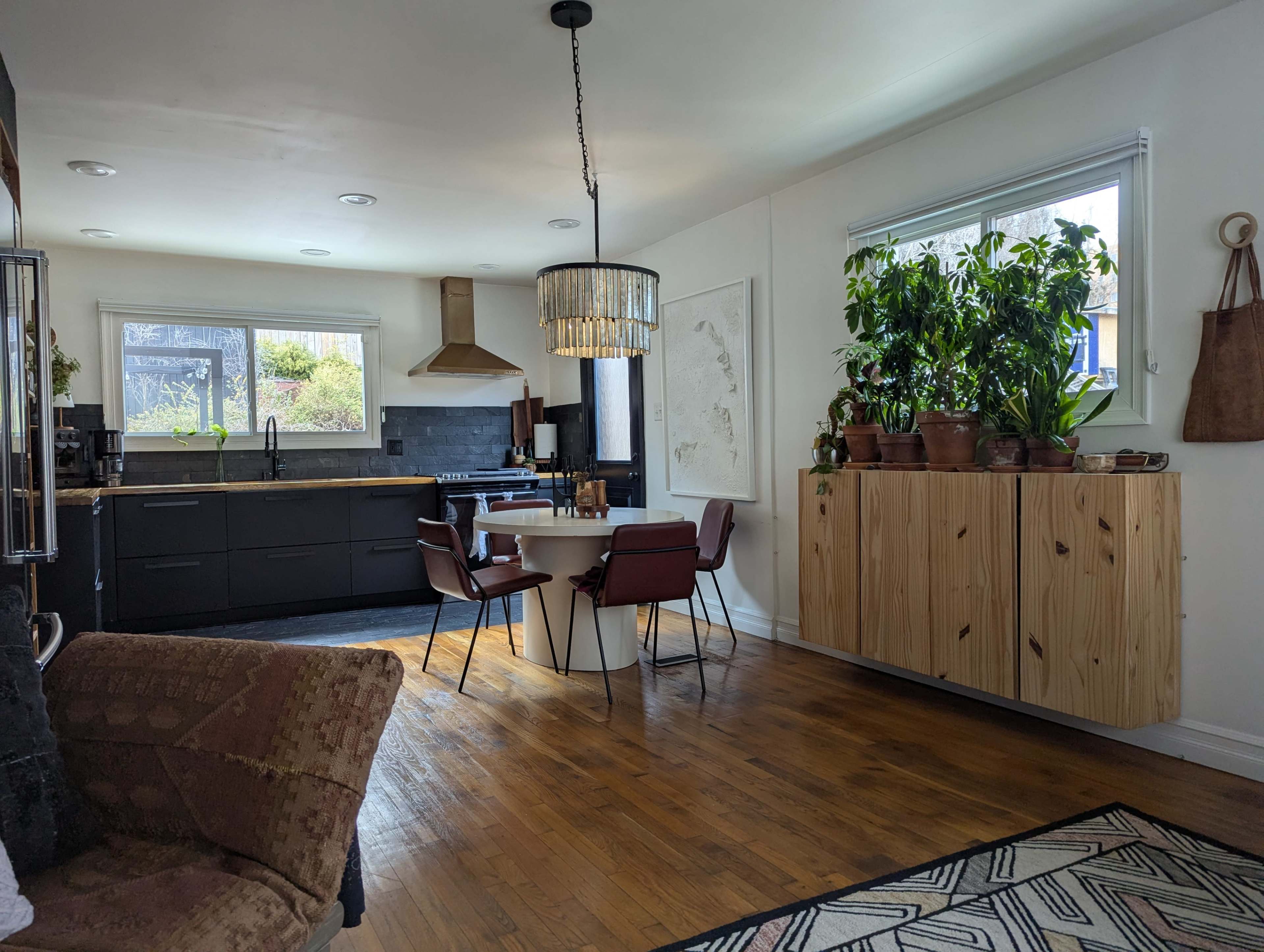 Modern decorator-owned home just outside Washington, DC Image in Arlington Mill, Arlington, VA