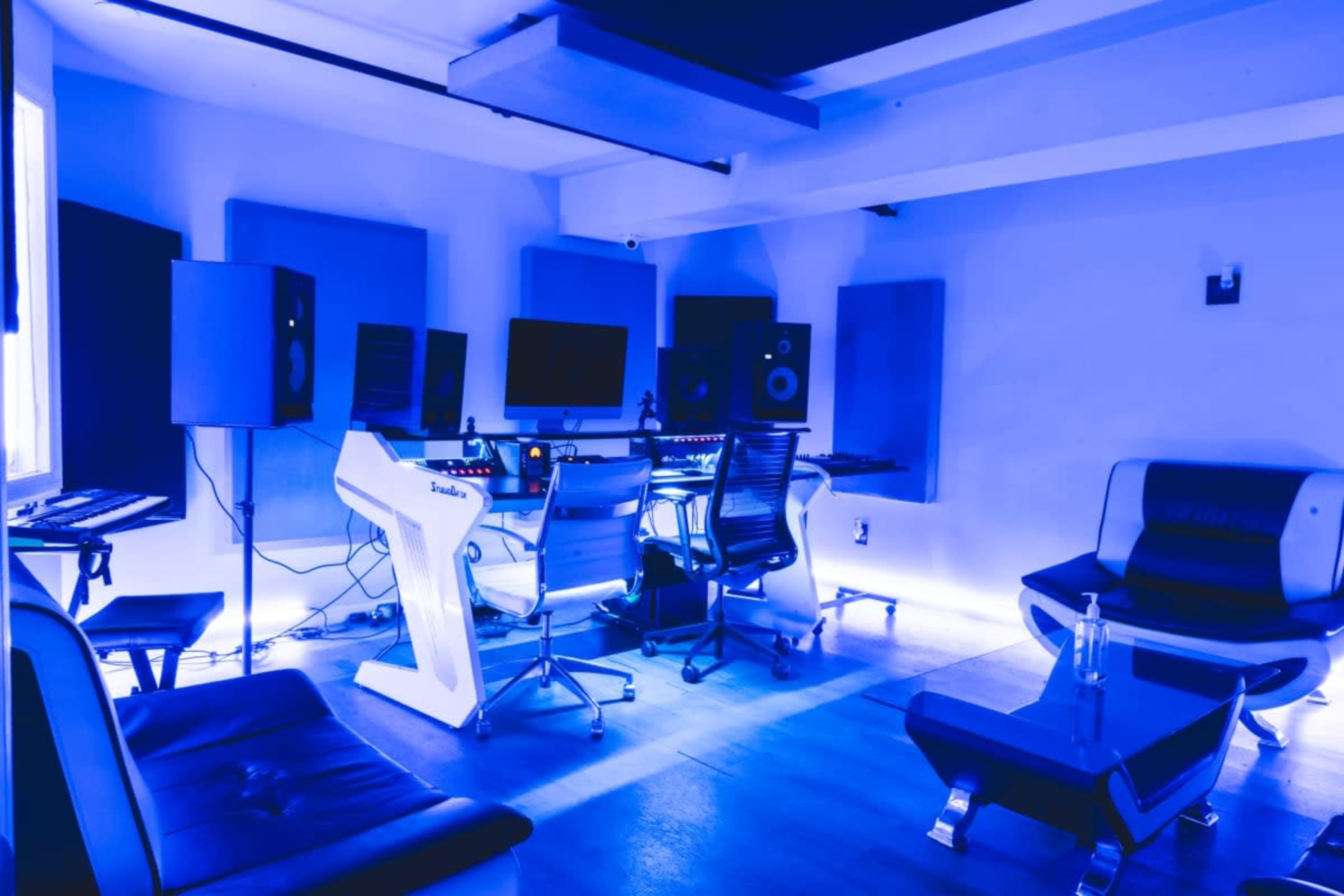 BROOKLYN - VIDEO AND PHOTO STUDIO / RECORDING STUDIO , ABSTRACT ROOMY Image in Cypress Hills, Brooklyn, NY