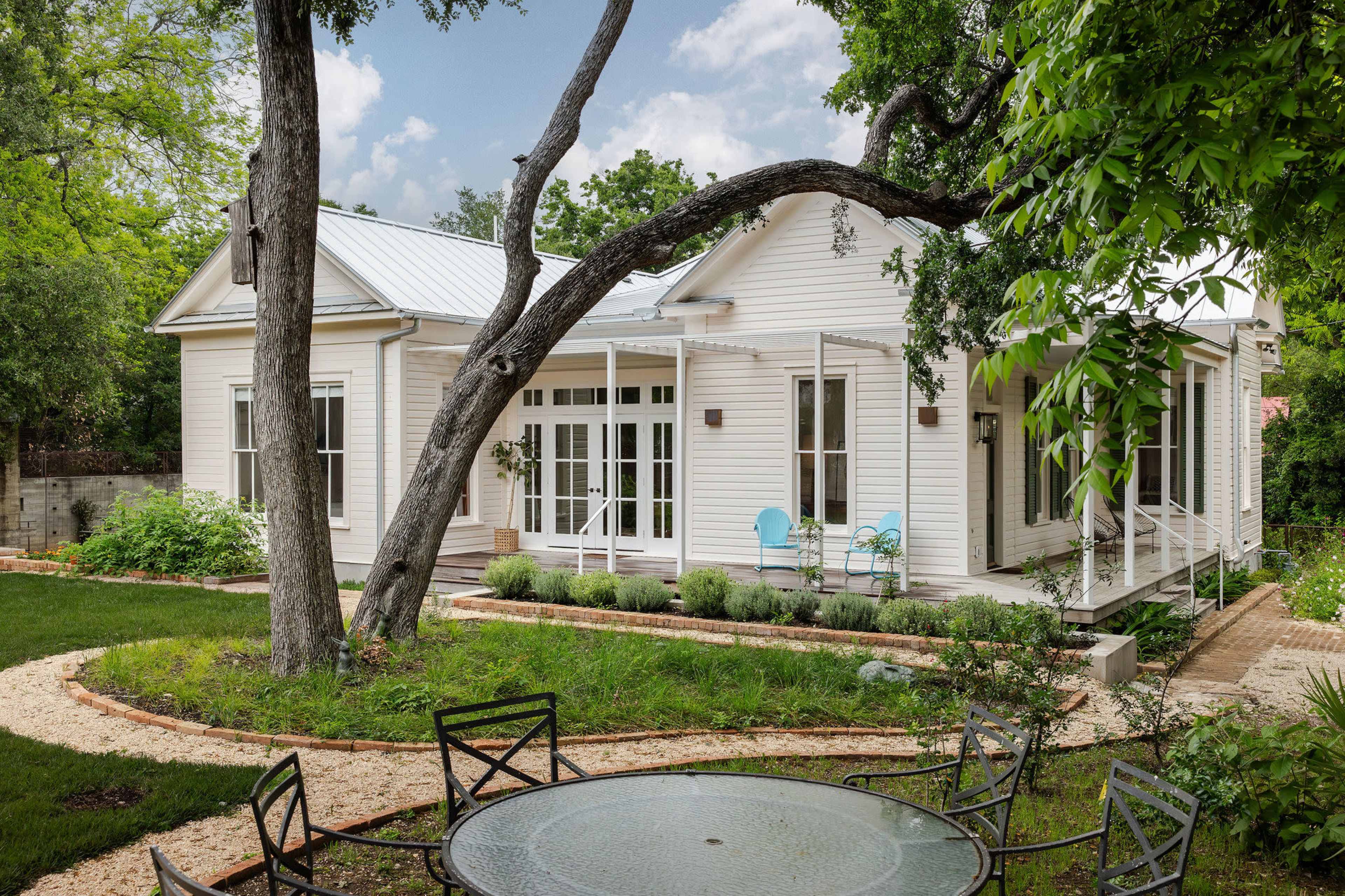 SOCO Stunner: Your Next Epic Shoot Location Image in South River City, AUSTIN, TX