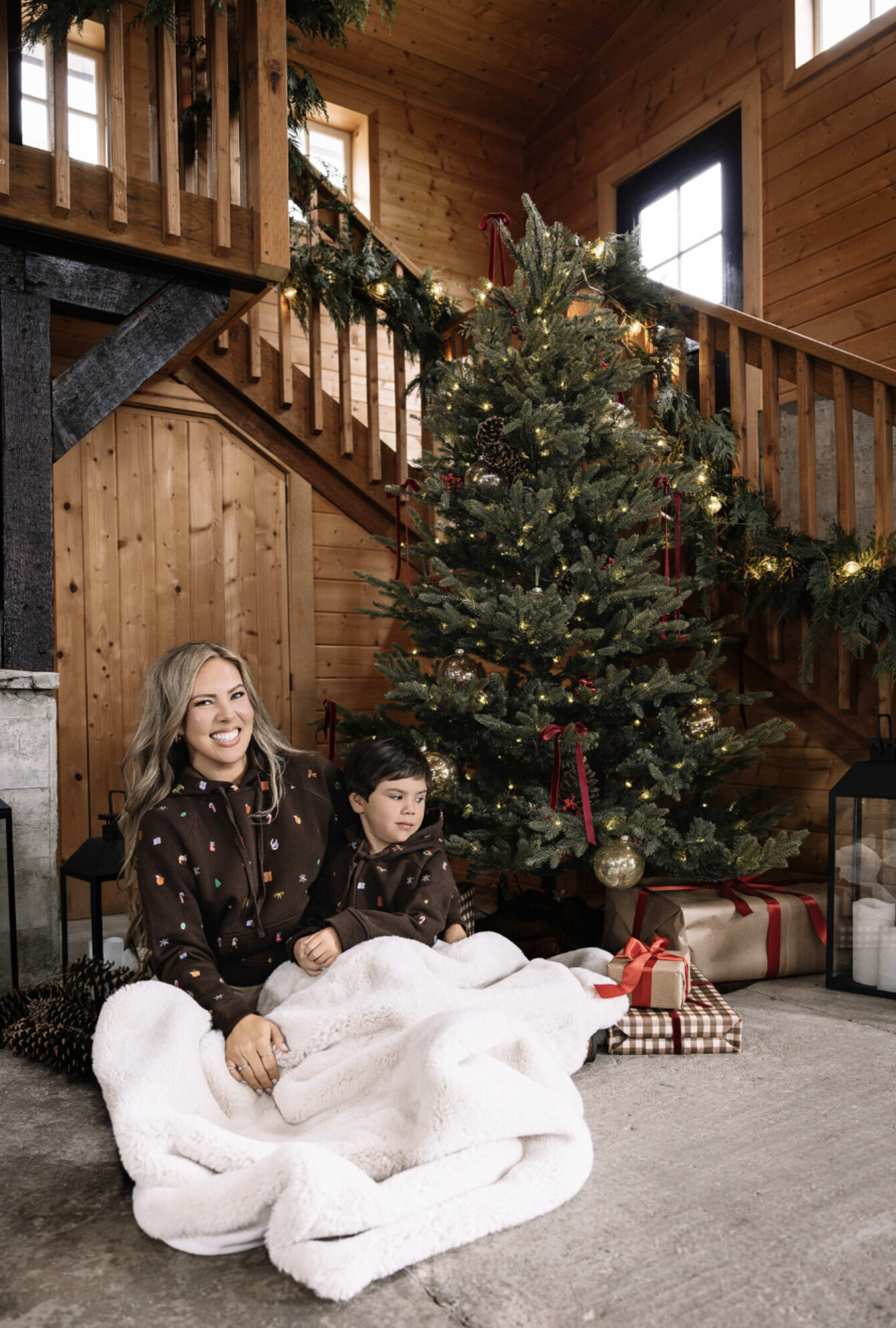 Christmas Barn Photo Location | Vintage Farm, Festive Garlands, Decorated Tree & Horses Image in Edgewood, Edgewood, WA