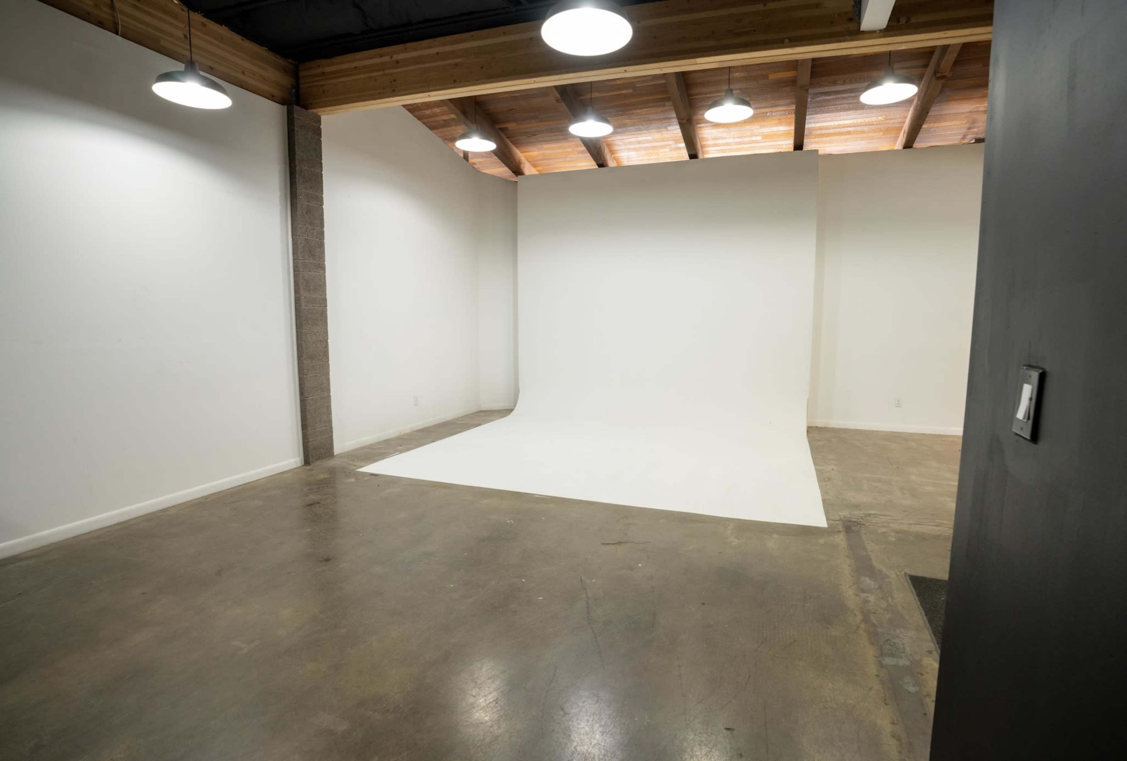 Intimate Studio with Cyc Wall & Meeting Space in Phoenix Image in Encanto Village, Phoenix, AZ