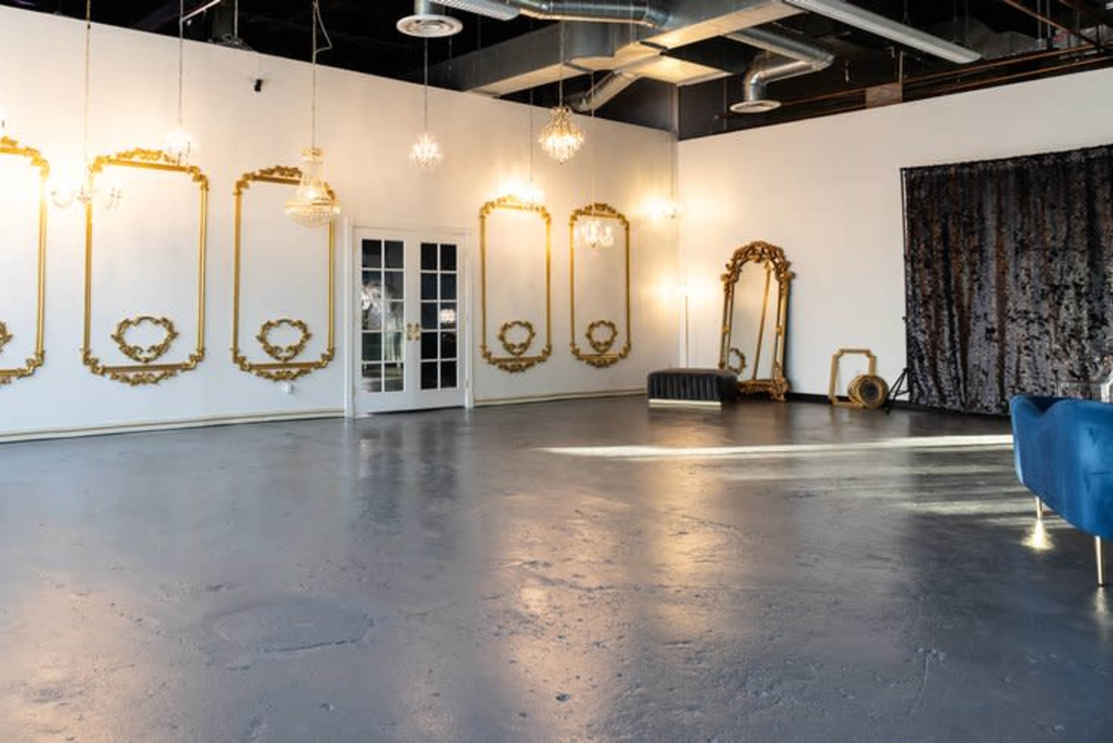 Upscale Downtown Natural Light Creative Space with large windows Image in Old East Dallas, Dallas, TX
