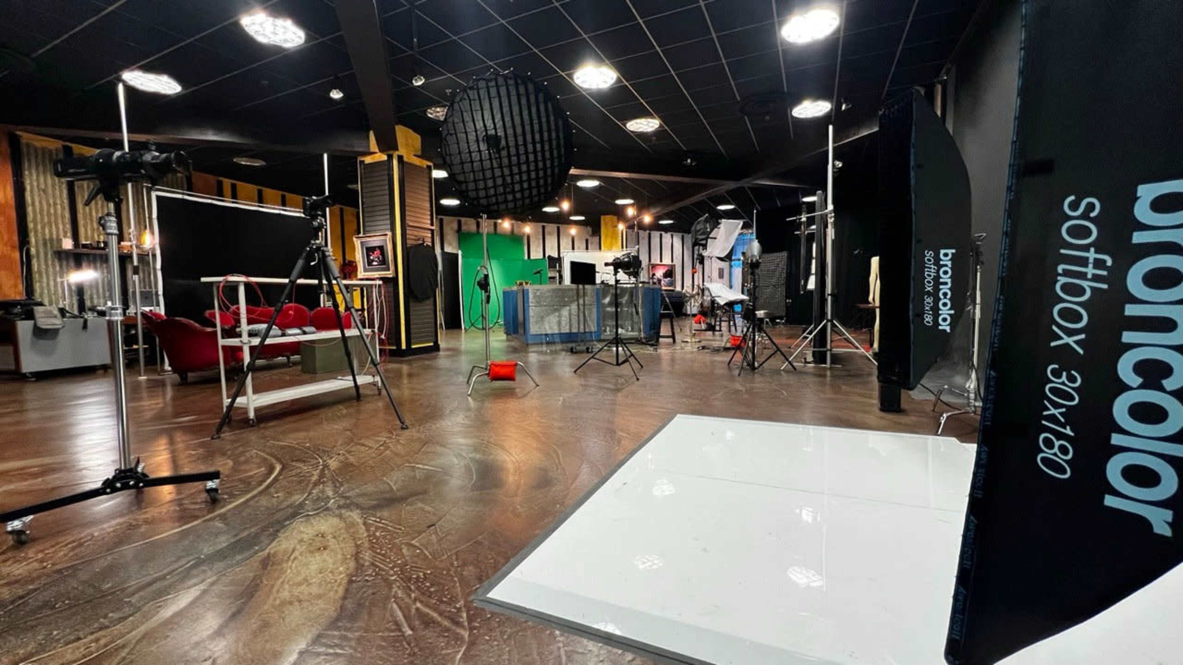 Spacious and fully equipped photography / videography studio, conveniently located in the Johnstown Galleria mall. Image in Richland Township, Johnstown, PA