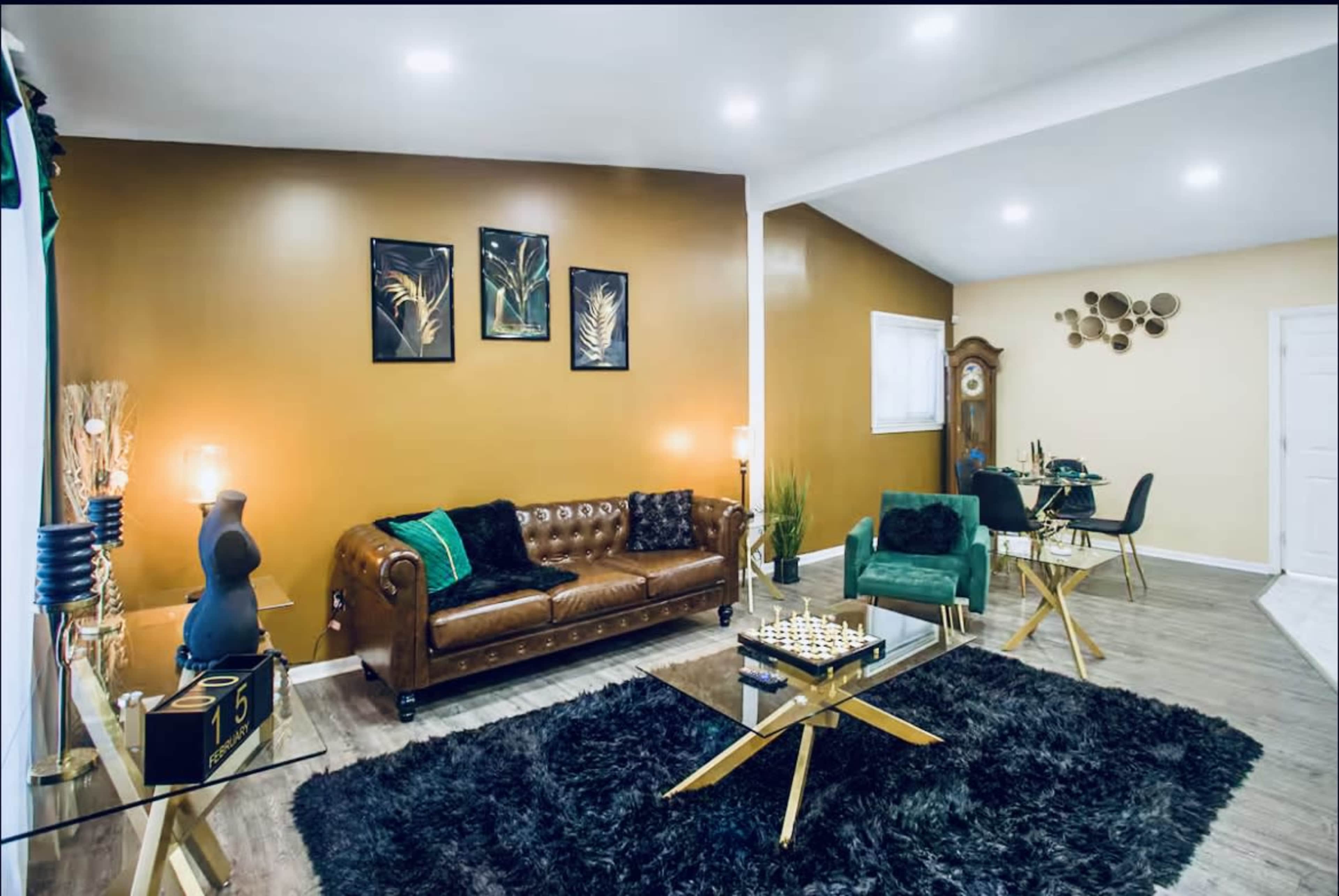 Dynamixx Getaway 4 beds, 2 bath, Hot Tub w/Adult Play Area Image in Oak Park, Oak Park, MI