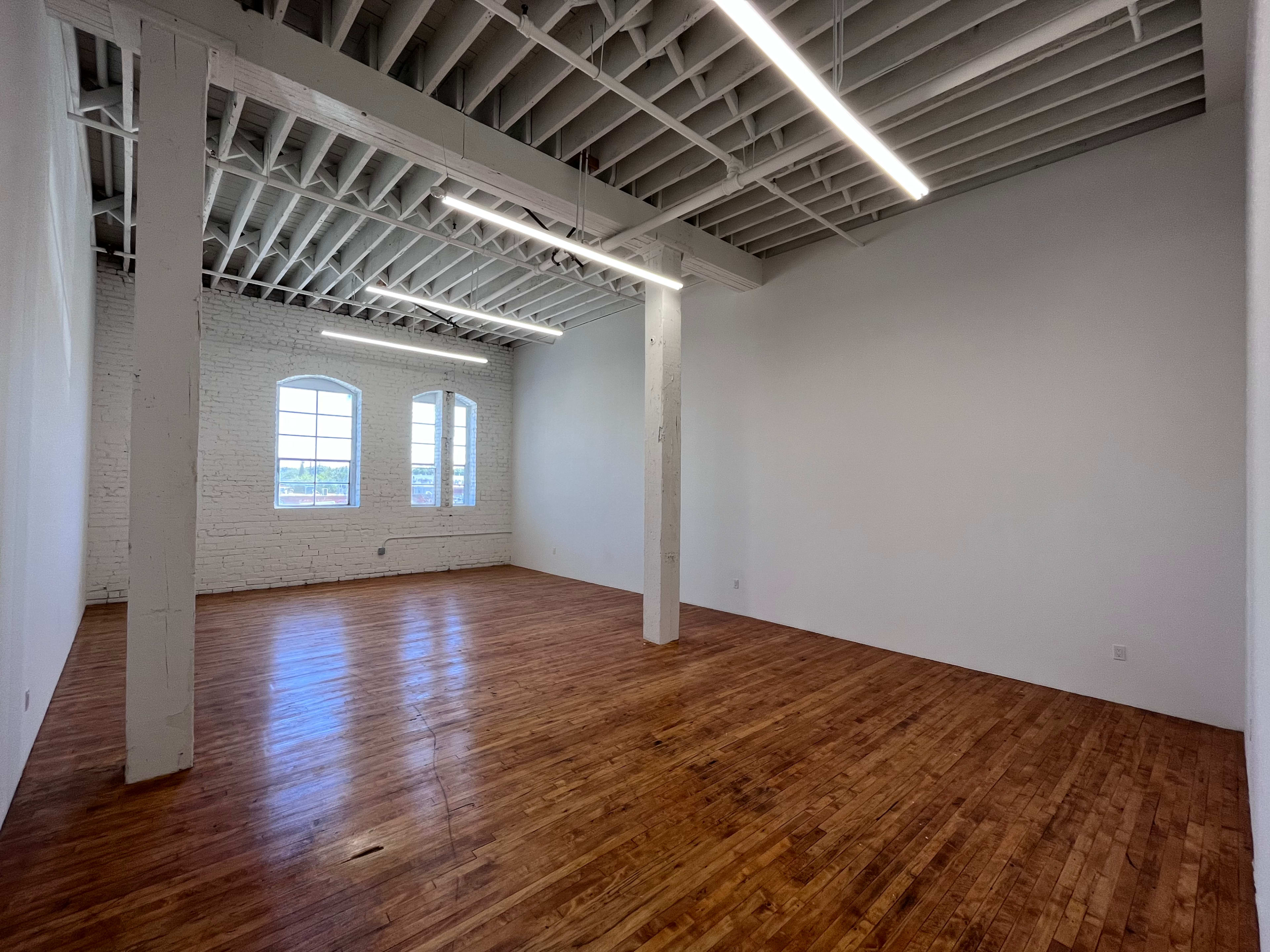 Giant New York Style Artist Loft With Beautiful Light and Air Conditioning Image in Central LA, Los Angeles, CA