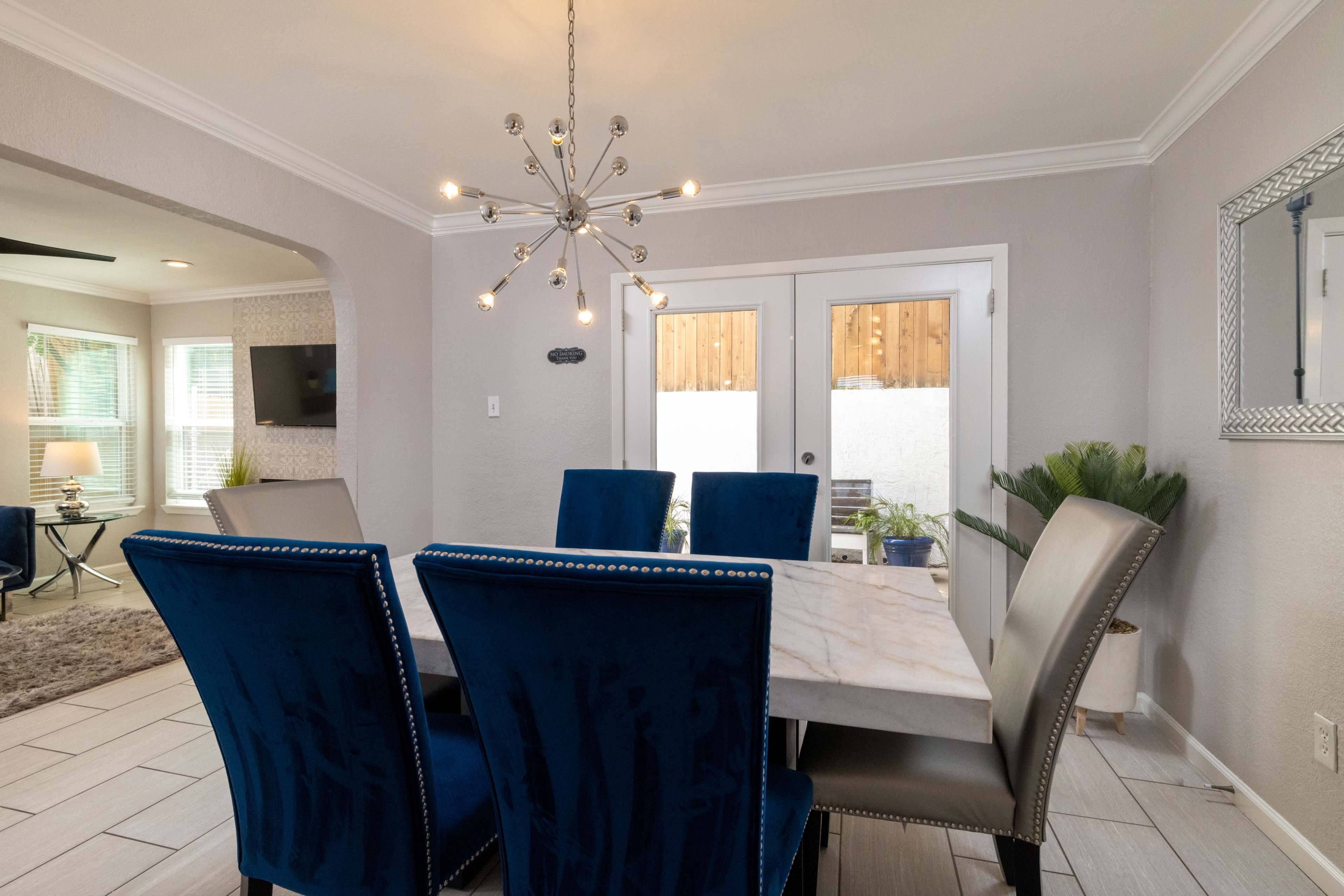 Spacious Summer Townhome w/ Deck - Near TCU & Zoo Image in Paschal, Fort Worth, TX