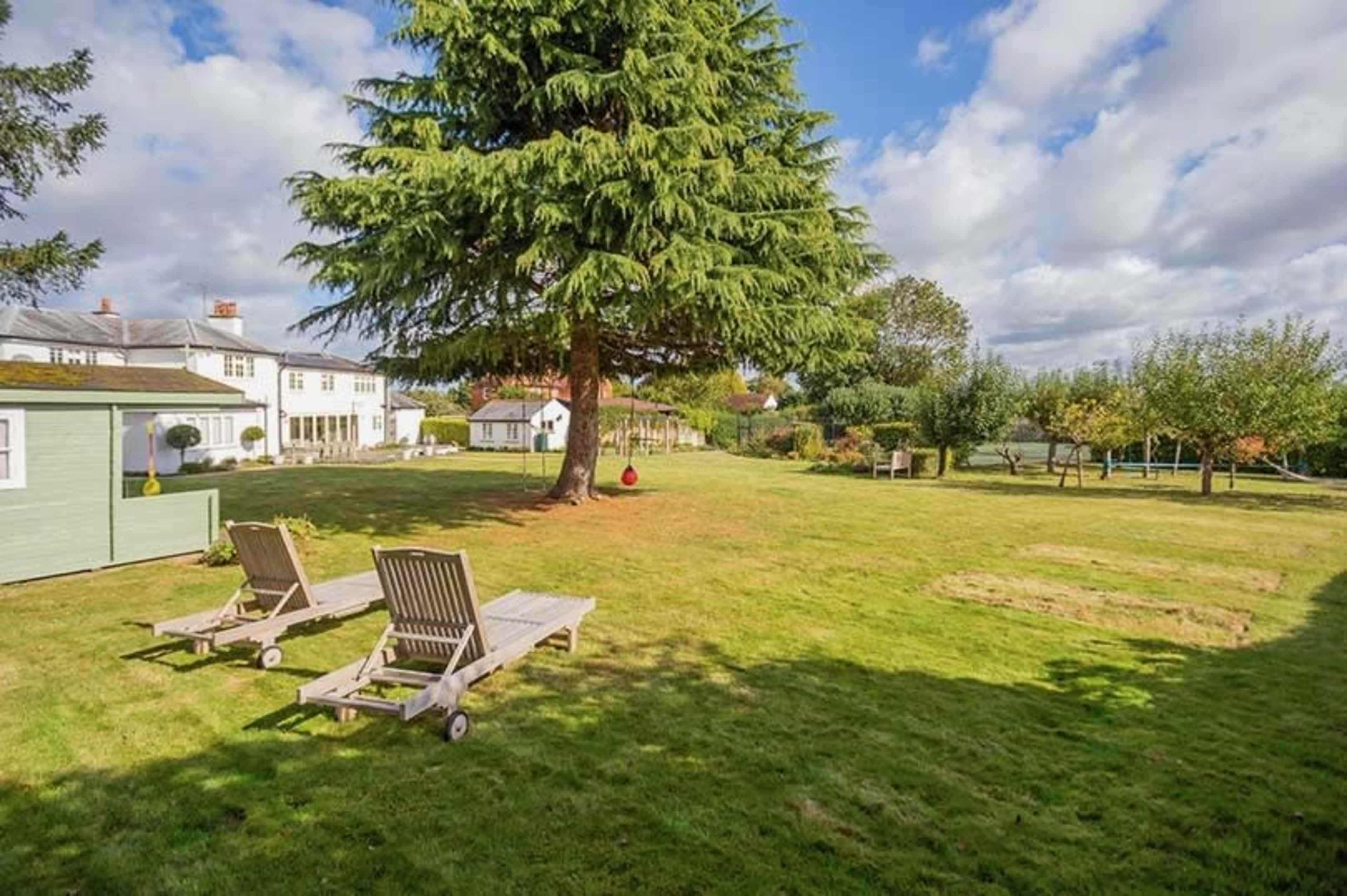 Country Cottage with Tennis Court Image in Cookham Dean, Maidenhead, ENG