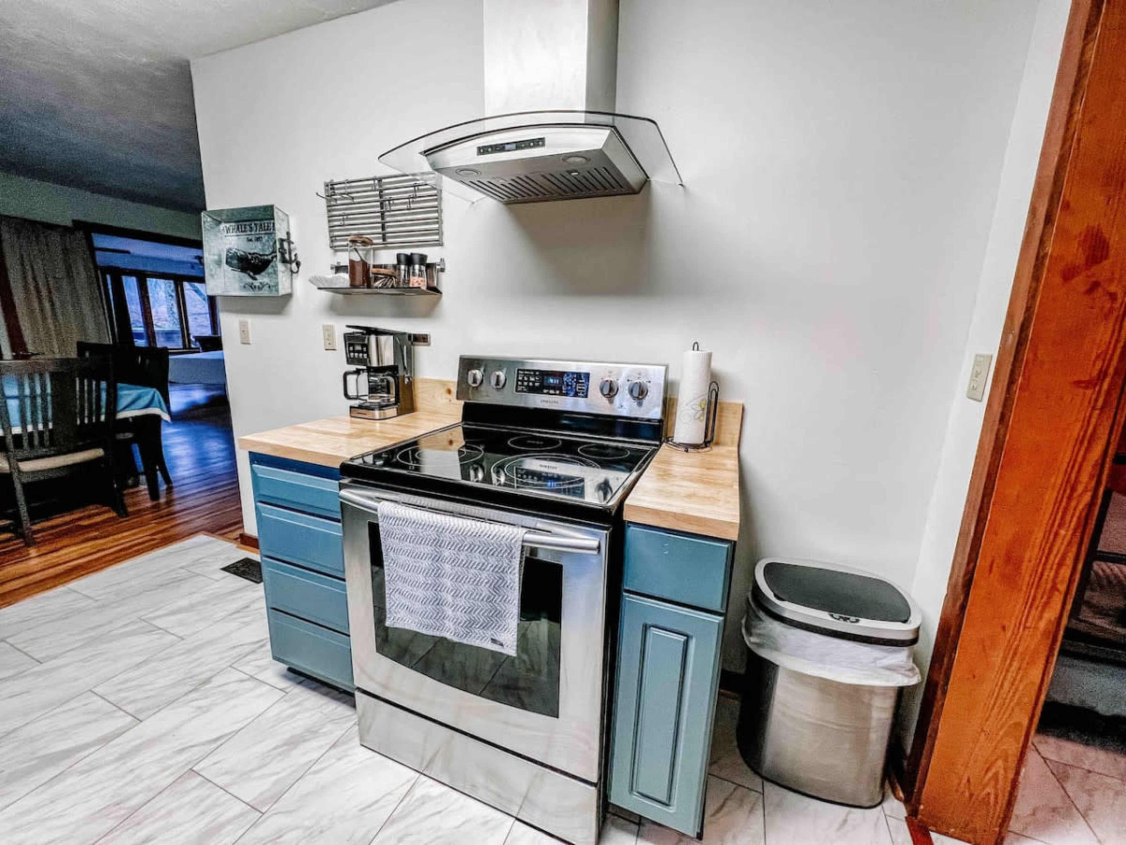 Lakefront. Hot tub. Amazing views. 35 min to Indy Image in Jefferson Township, Martinsville, IN