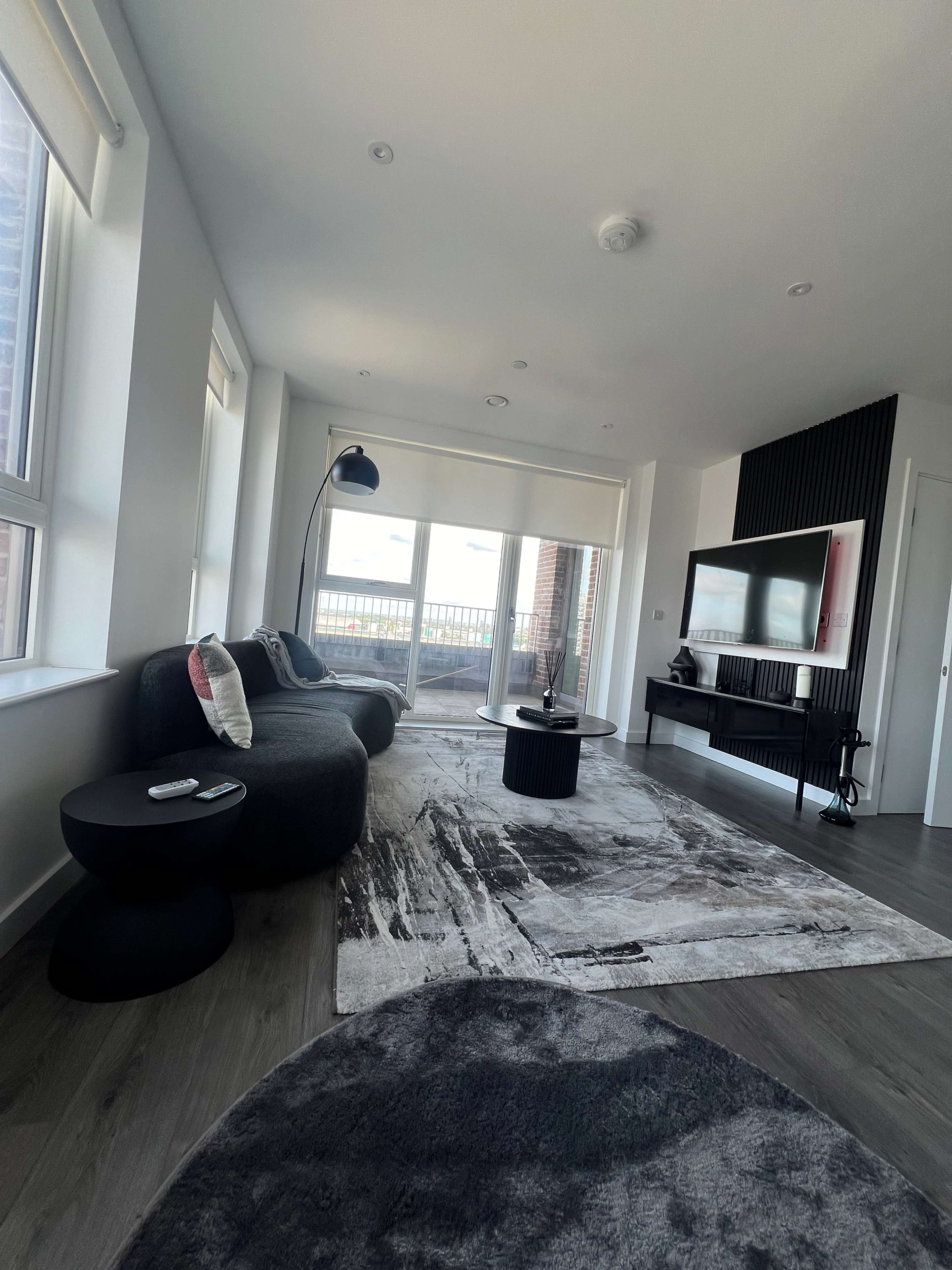 Minimalist & Modern Apartment Filled With Natural Light And Balcony: East London Image in Royal Docks, Woolwich, ENG