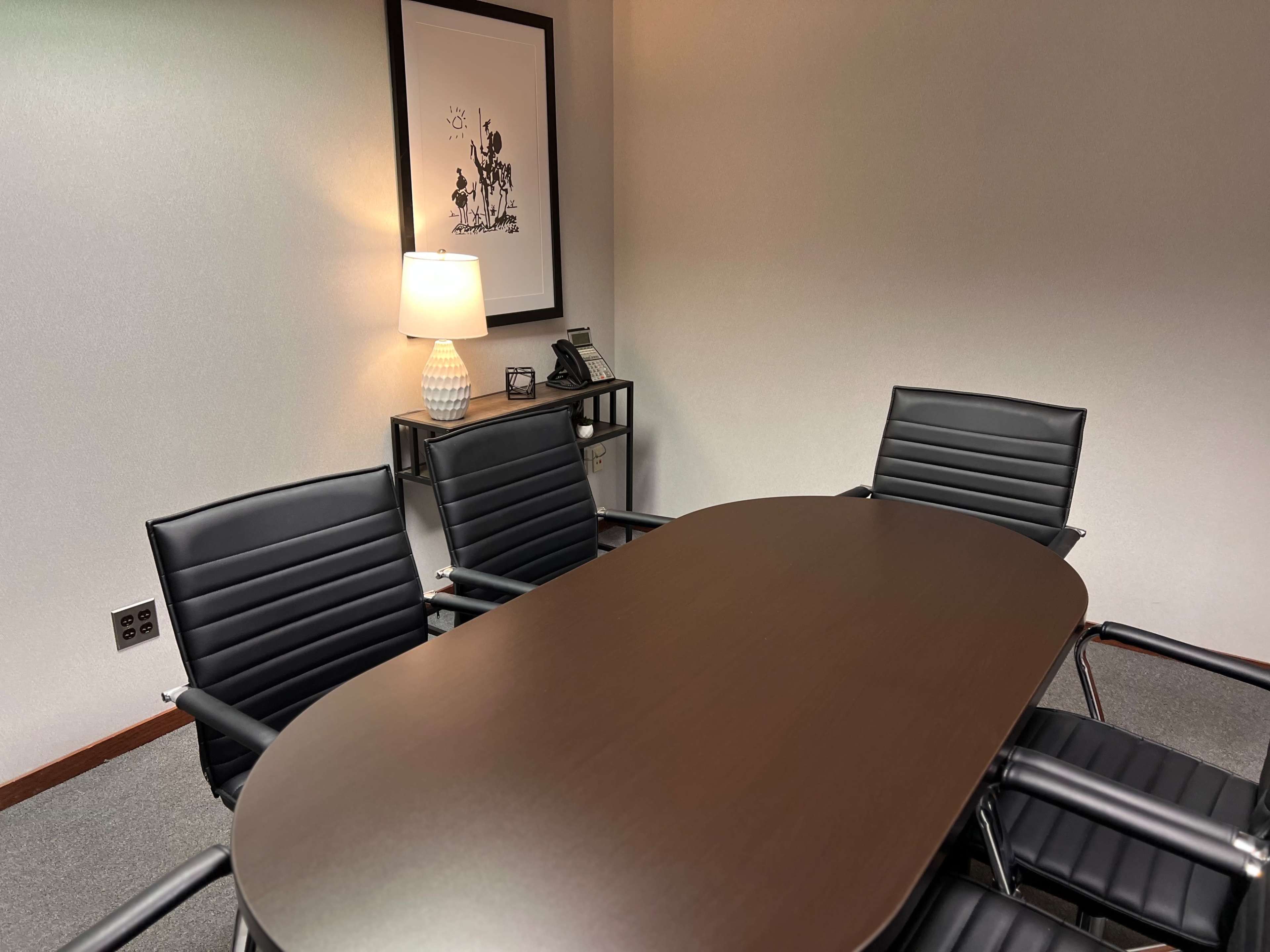 Conference Room C – 6-Person Cozy Meeting Room Image in Bloomfield Township, Bloomfield Hills, MI