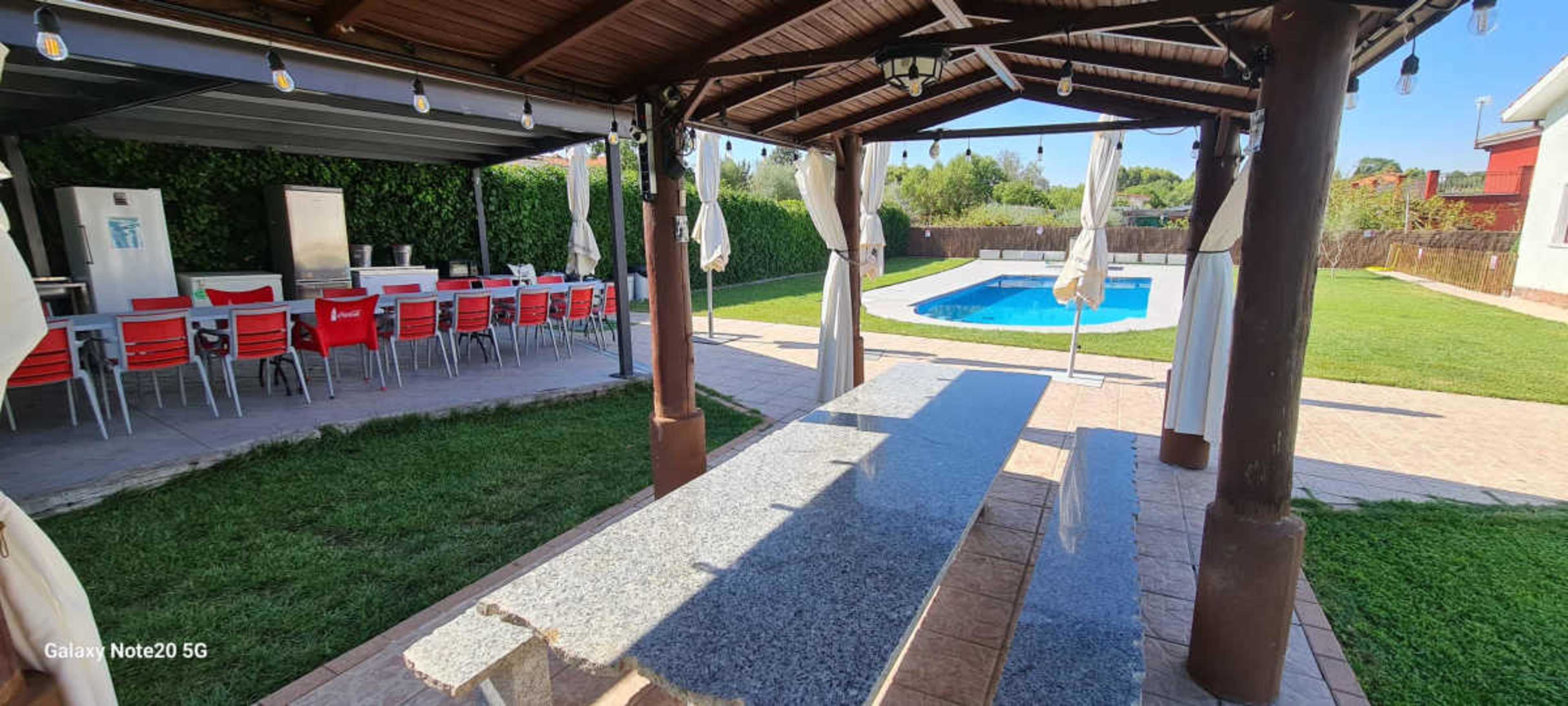 Nuestra encantadora finca PURA VIDA , es un espacio único que combina elegancia y naturaleza en 2500 m² de belleza. Image in , Madrid, M