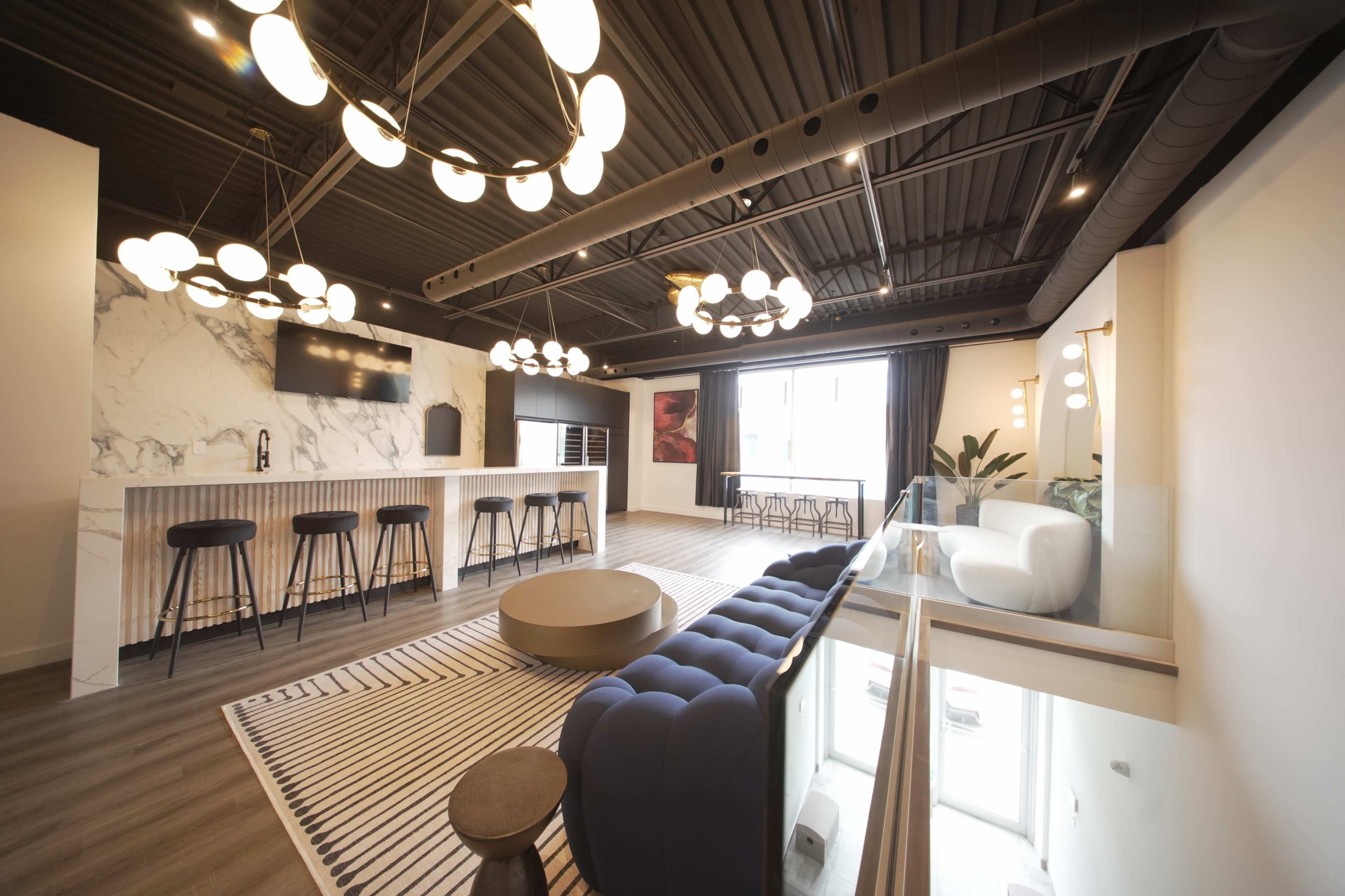 Urban Loft with Modern Elegance and Natural Light Image in Mississauga, Mississauga, ON