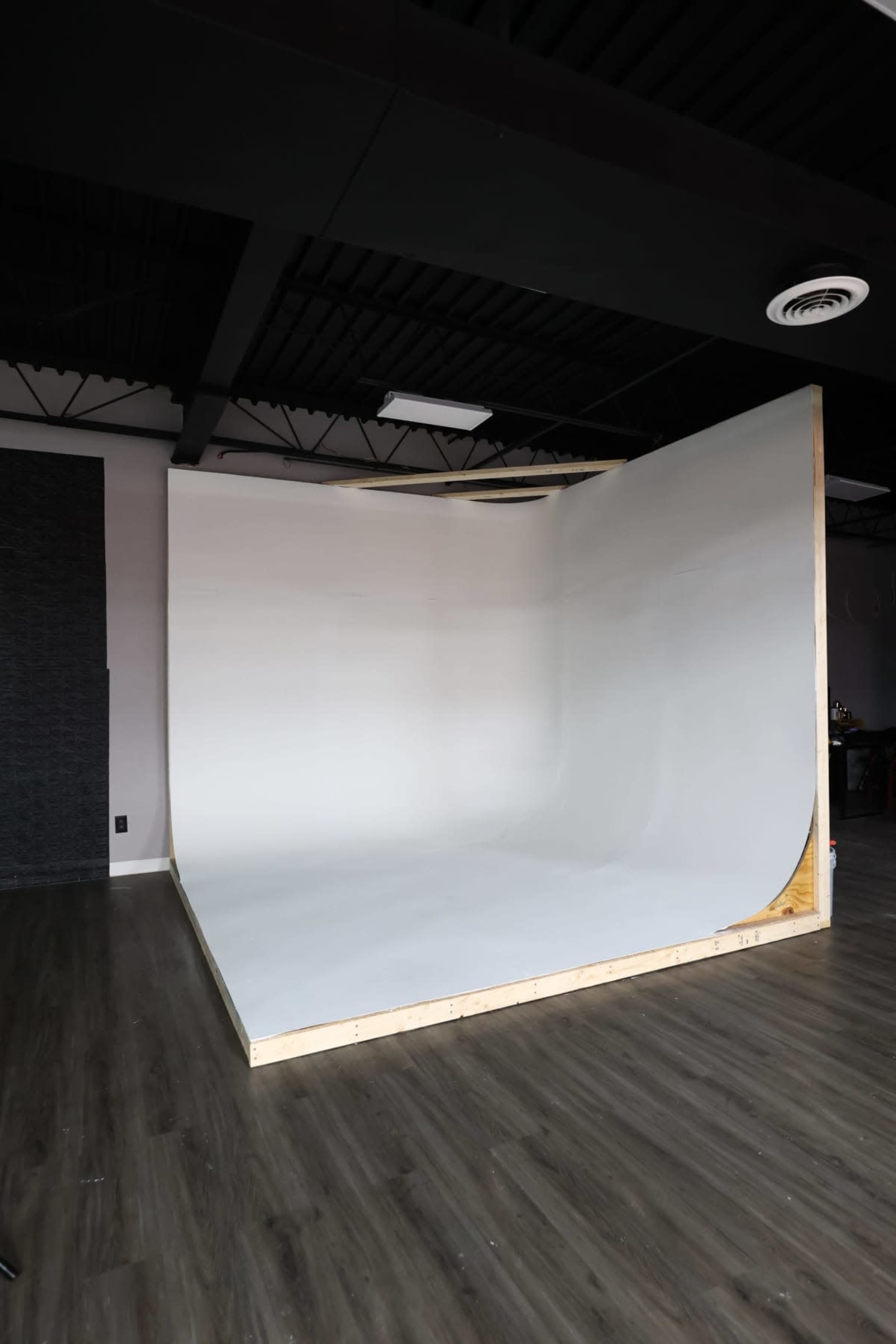Cyclorama Wall (cyc wall / infinity wall) Image in Florissant Township, Florissant, MO