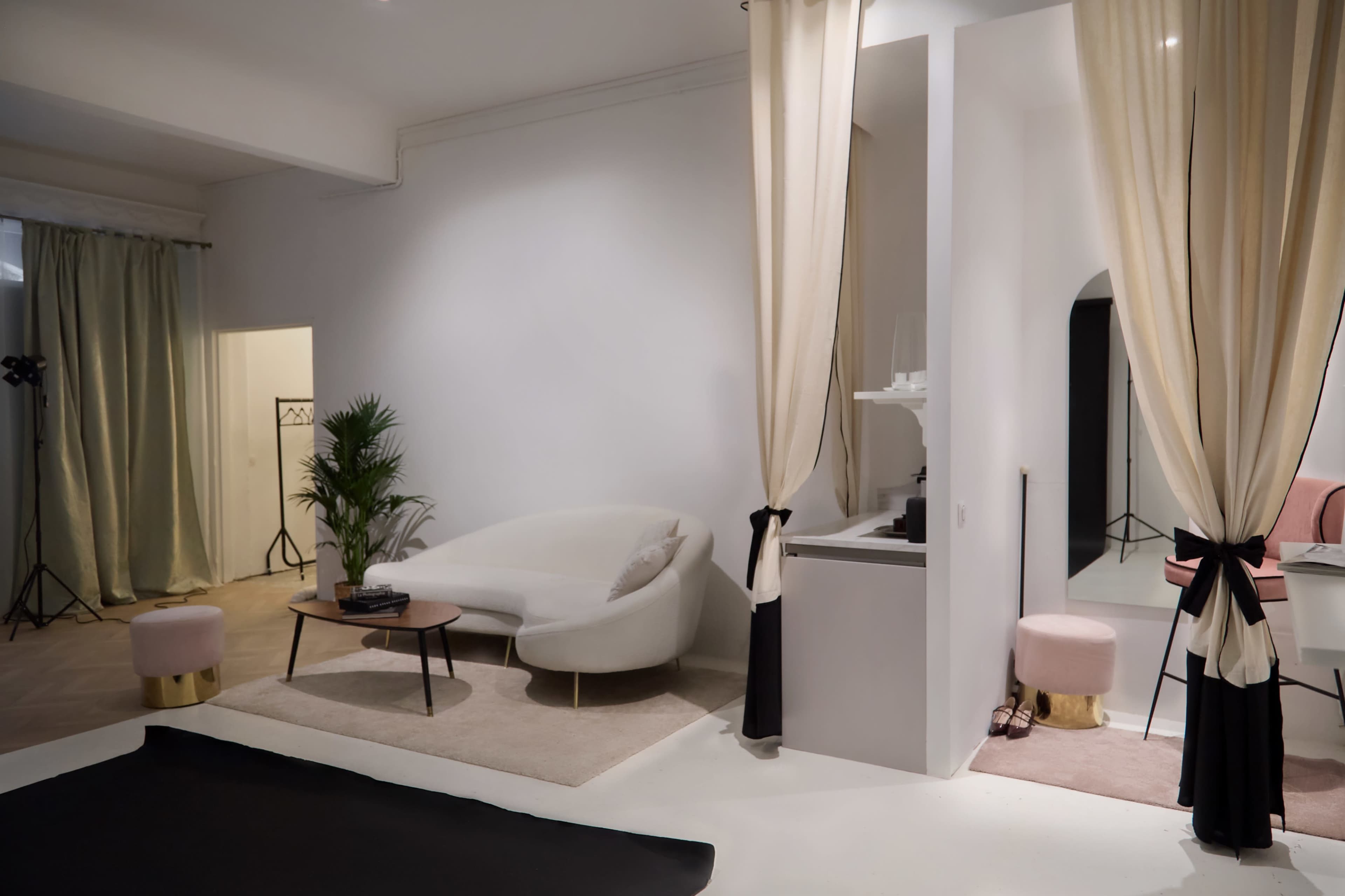 NEW! "Maestra" Studio Photo in Paris! Image in Belleville, paris, 