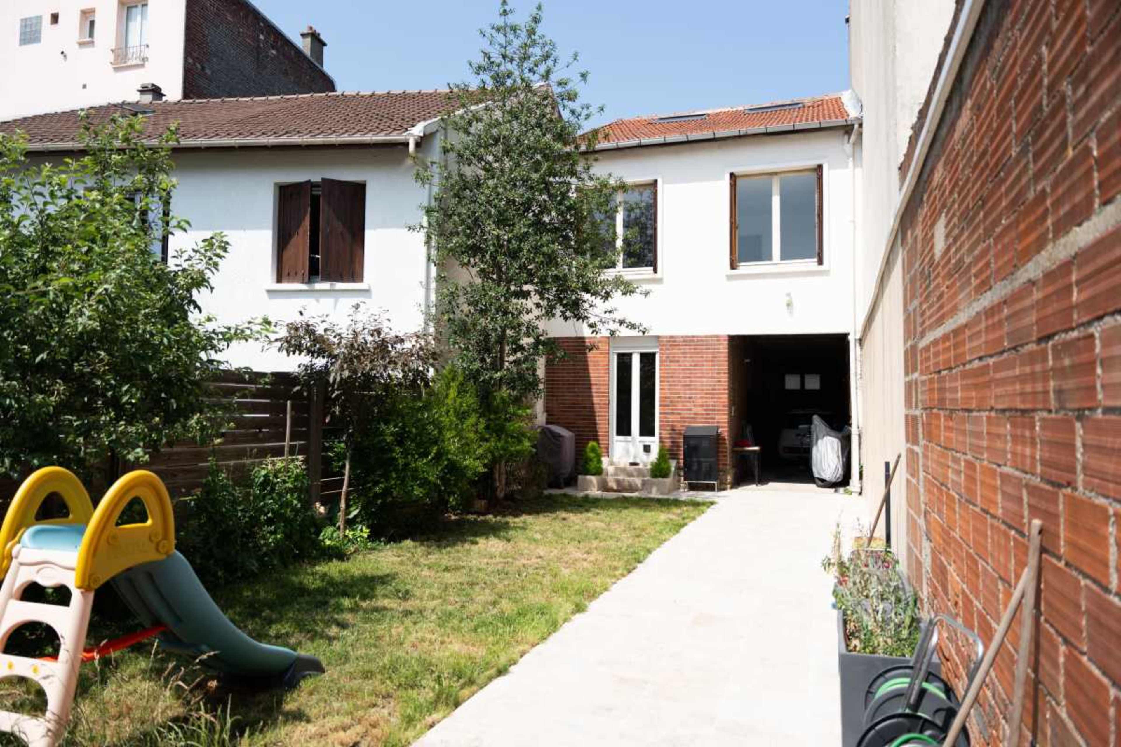 Maison dans le style des années 50 avec un atelier industriel rustique dans l’esprit loft créatif Image in , Montreuil, 