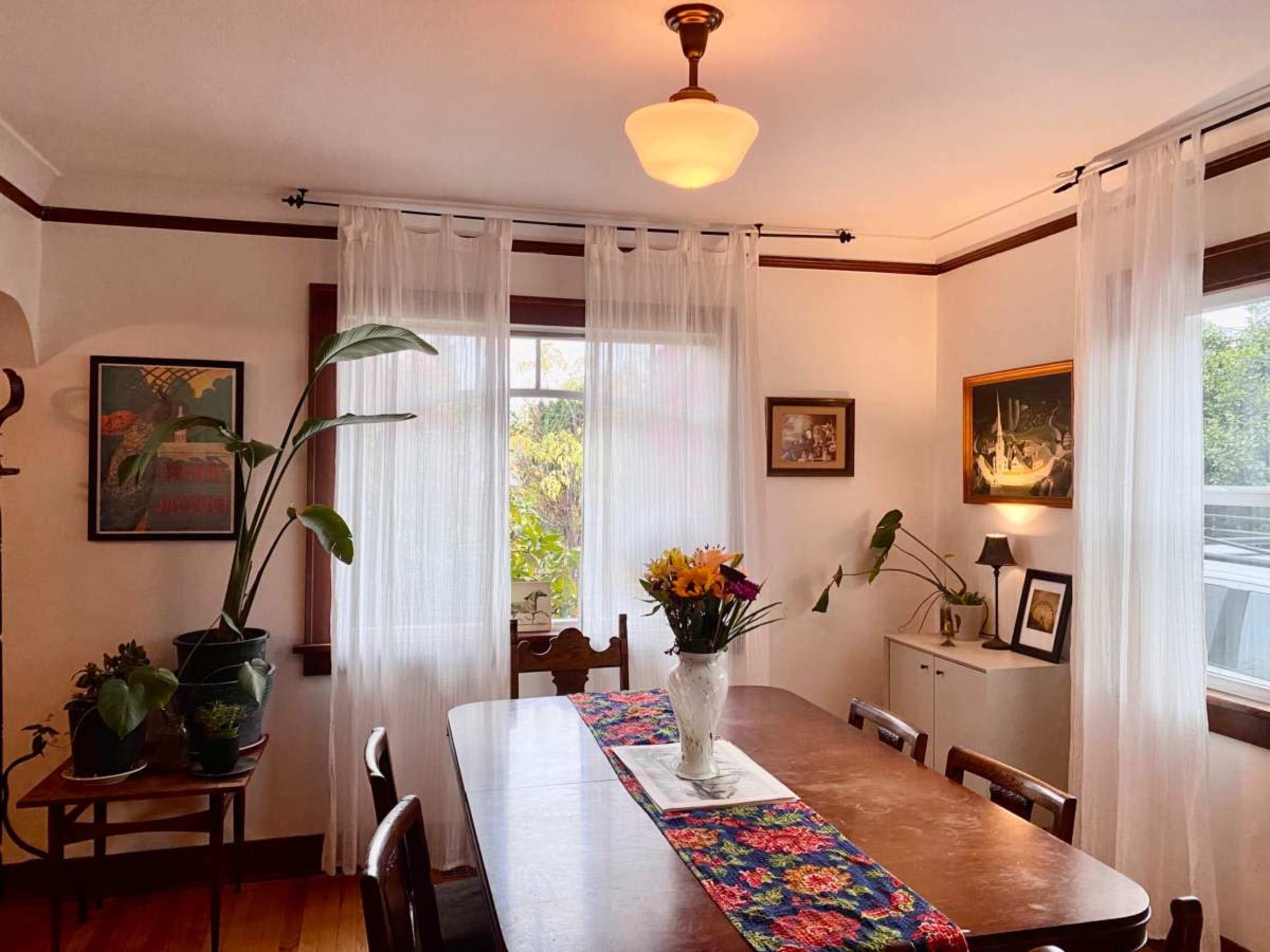 Sprawling 1928 St. Johns Craftsman Bungalow Image in St. Johns, Portland, OR