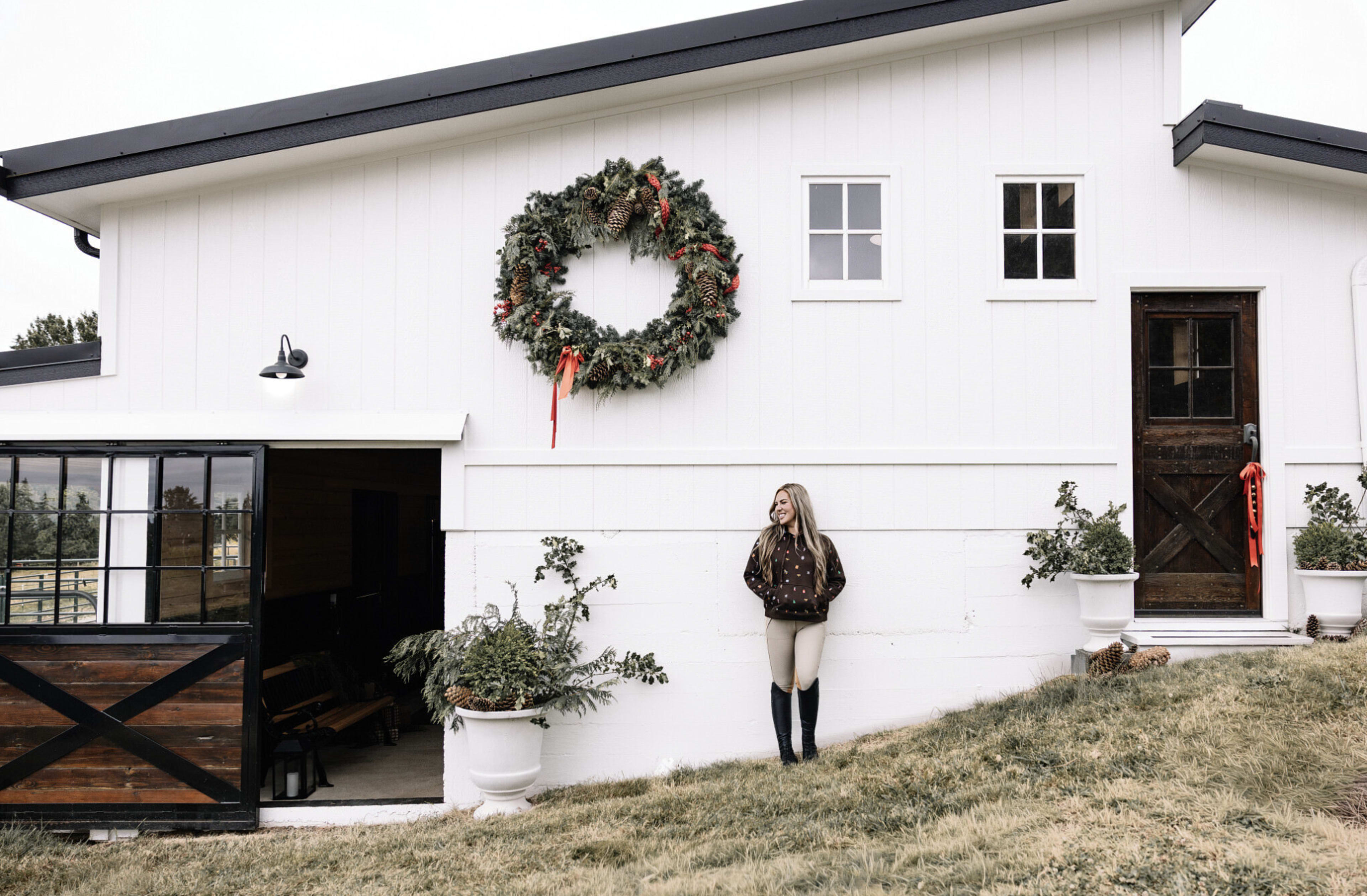 Christmas Barn Photo Location | Vintage Farm, Festive Garlands, Decorated Tree & Horses Image in Edgewood, Edgewood, WA