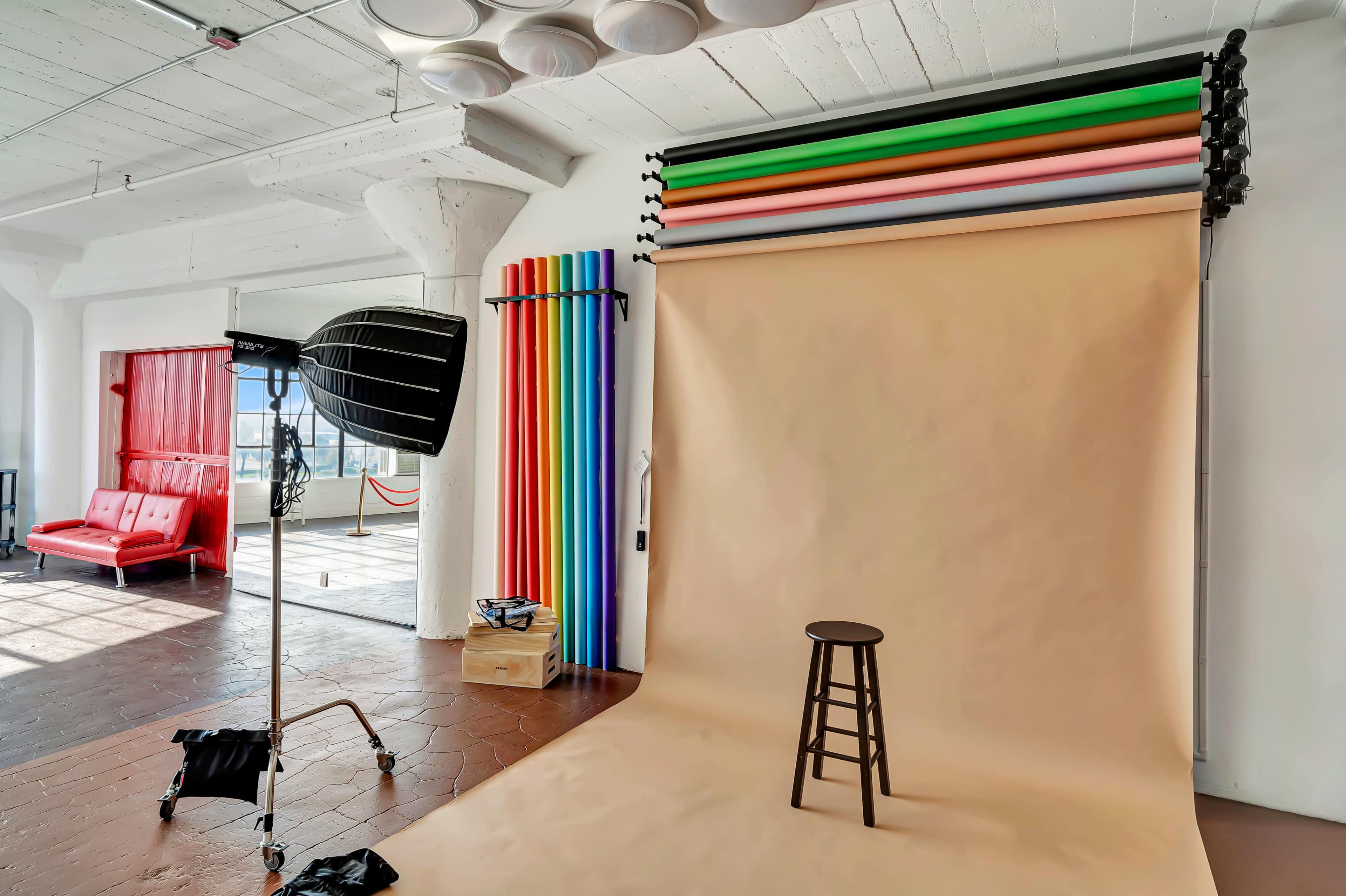 519: Bright Natural Light Cyc Wall Studio w/ Skyline View & FREE LIGHTING/EQUIPMENT! (AC & Heater Available!) Image in Central LA, Los Angeles, CA
